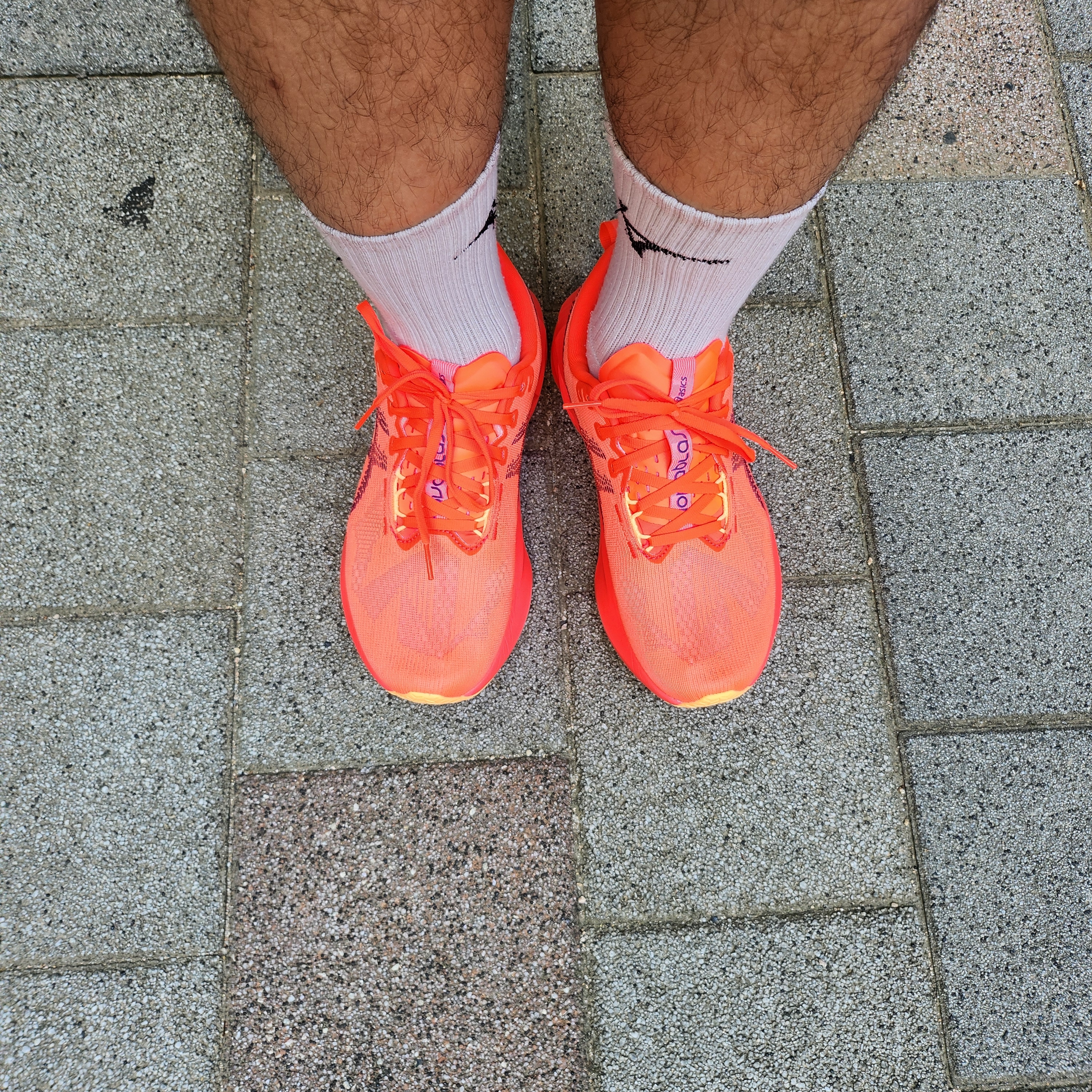 Asics Novablast 5 Flash Red Edo Purple 착용 스타일 - 2