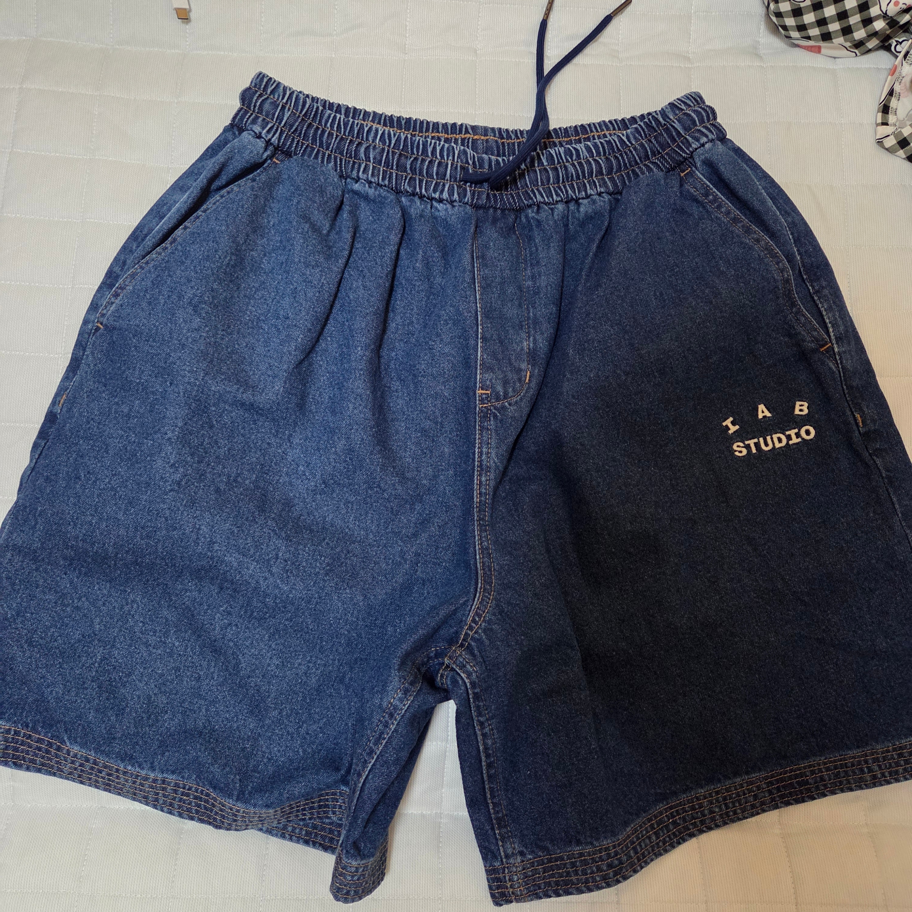 IAB Studio Denim Shorts Deep Blue 착용 스타일 - 2