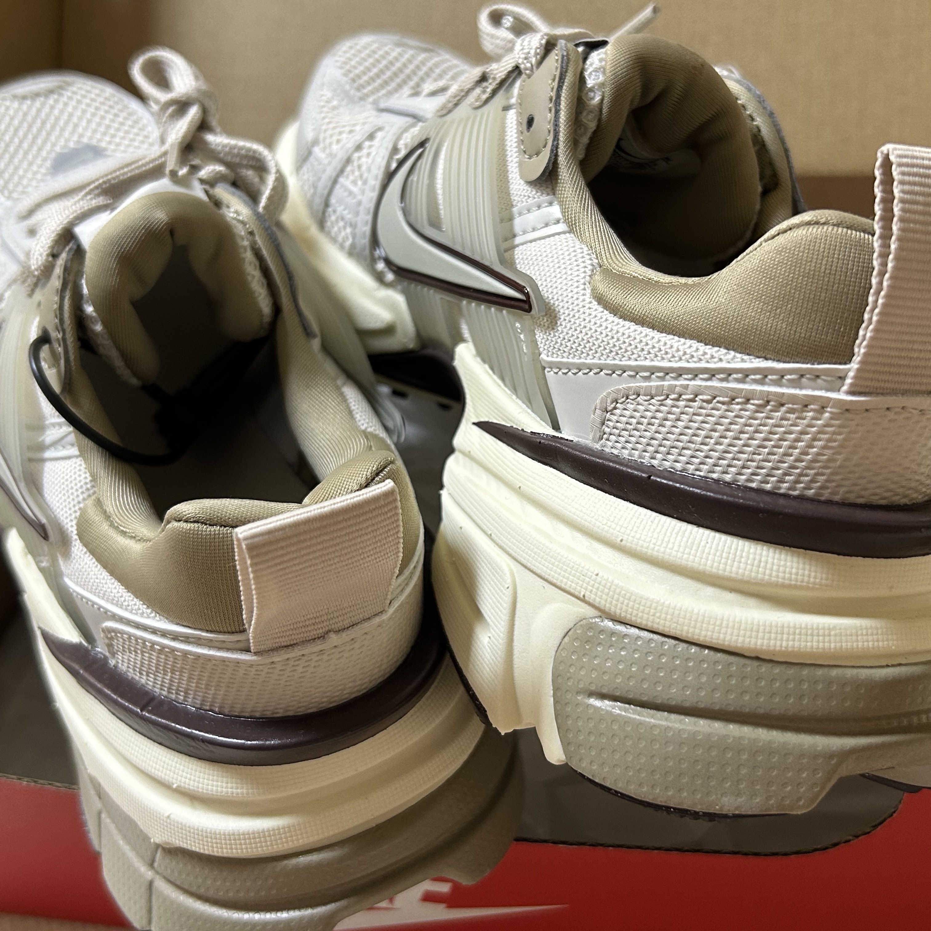 Nike V2K Run Light Orewood Brown Khaki 착용 스타일 - 3