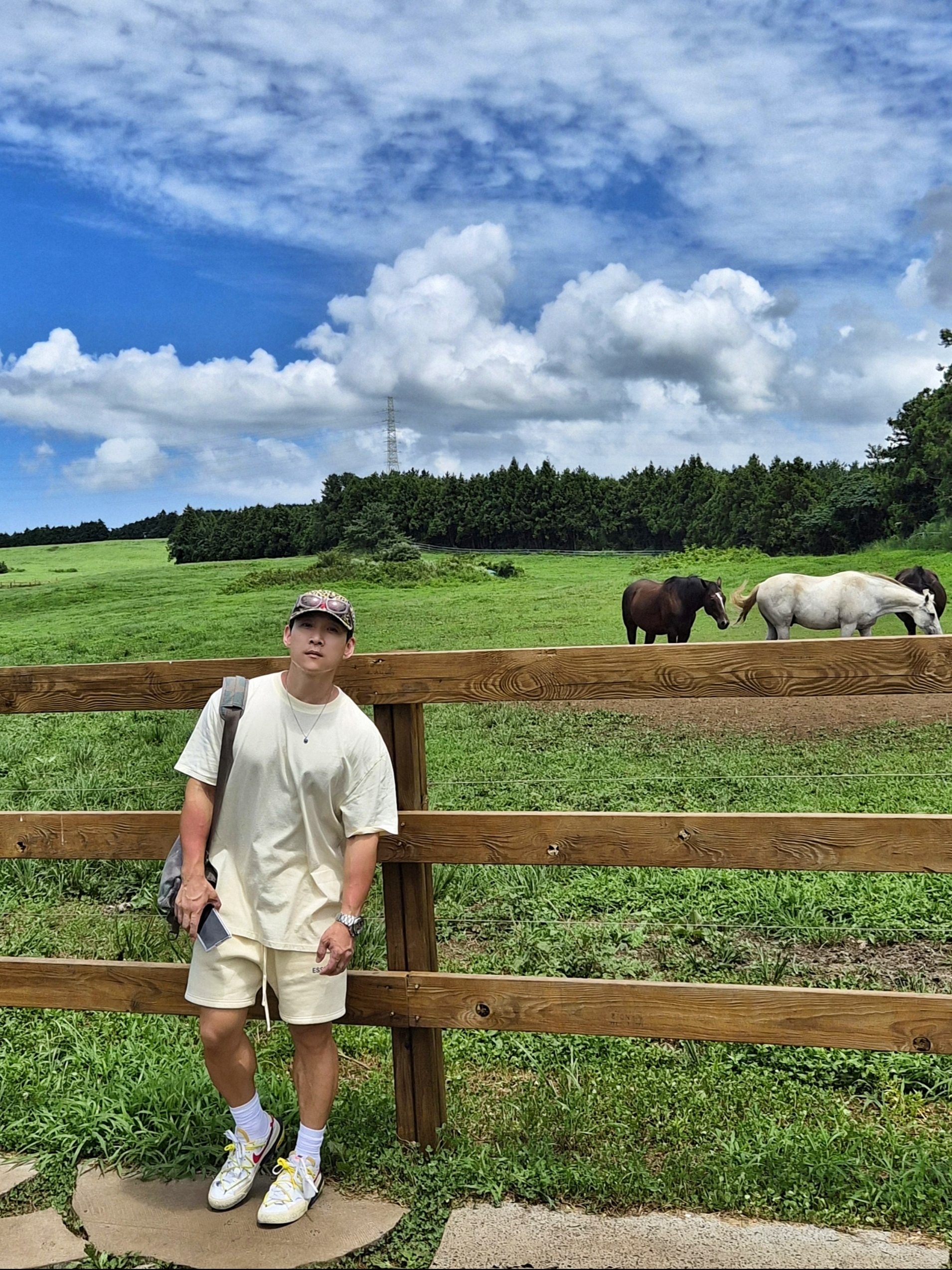 Supreme Washed Chino Twill Camp Cap Leopard - 23FW, Supreme Mini Duffle Bag Woodland Camo - 24SS 착용 스타일 - 3