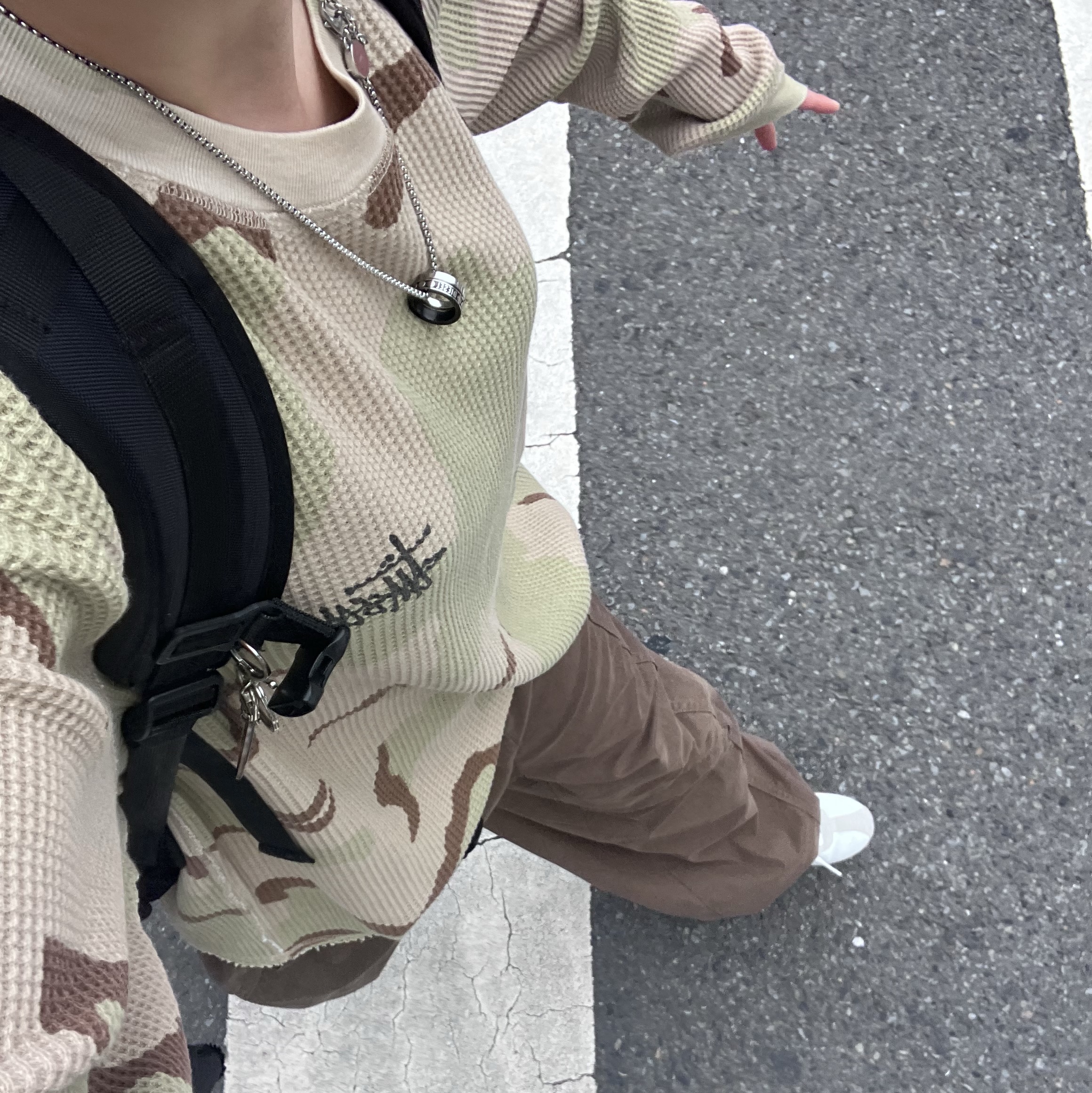 Stussy Raglan Thermal LS Crew Sand Camo, Stussy Metal Tag Keychain Silver 착용 스타일 - 2