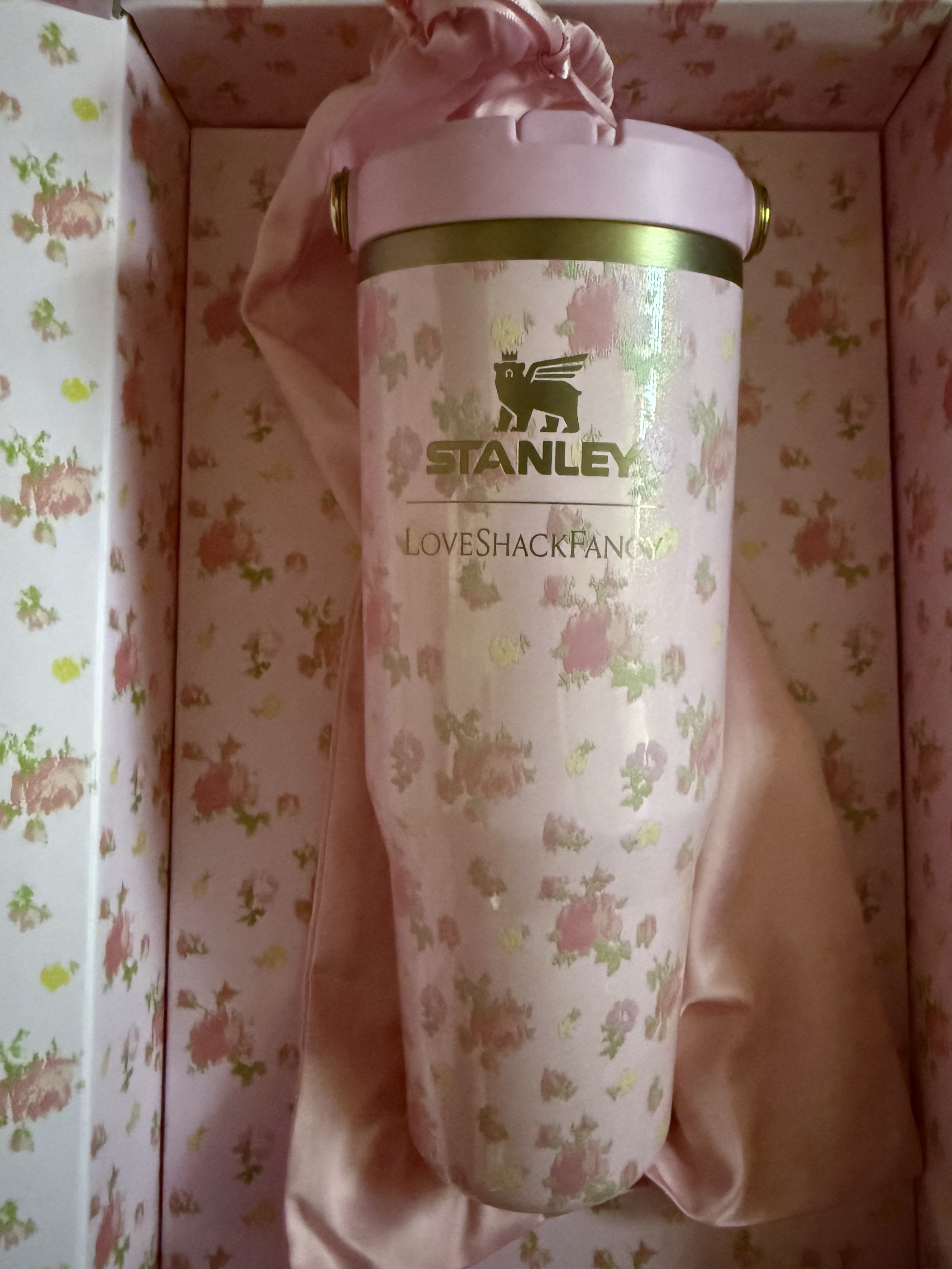 Stanley 1913 x LoveShackFancy Summer IceFlow Flip Straw 2.0 Tumbler 887ml Ibiza Sunset 착용 스타일