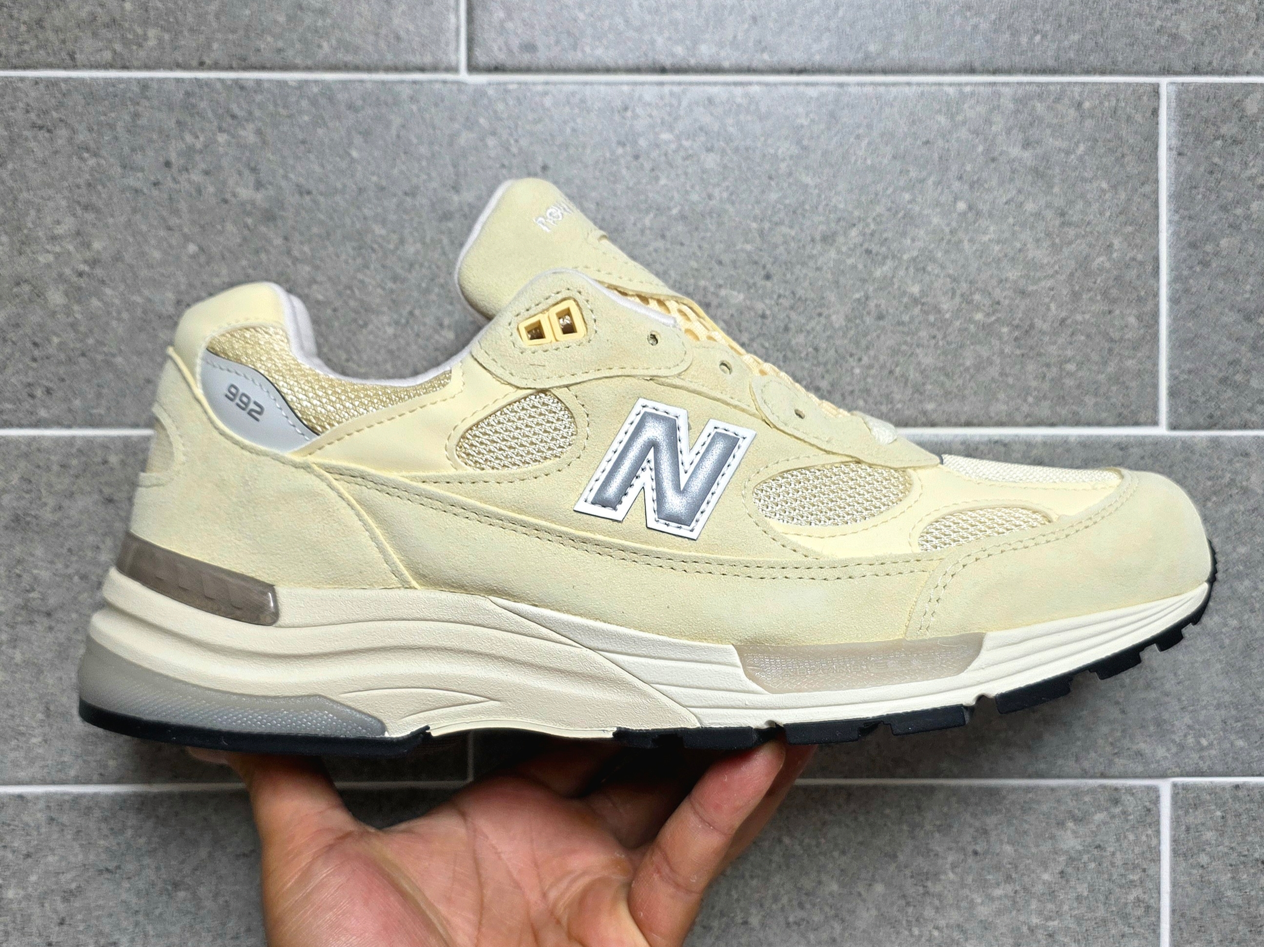 New Balance 992 Made in USA Calcium Raw Cashew 착용 스타일 - 1