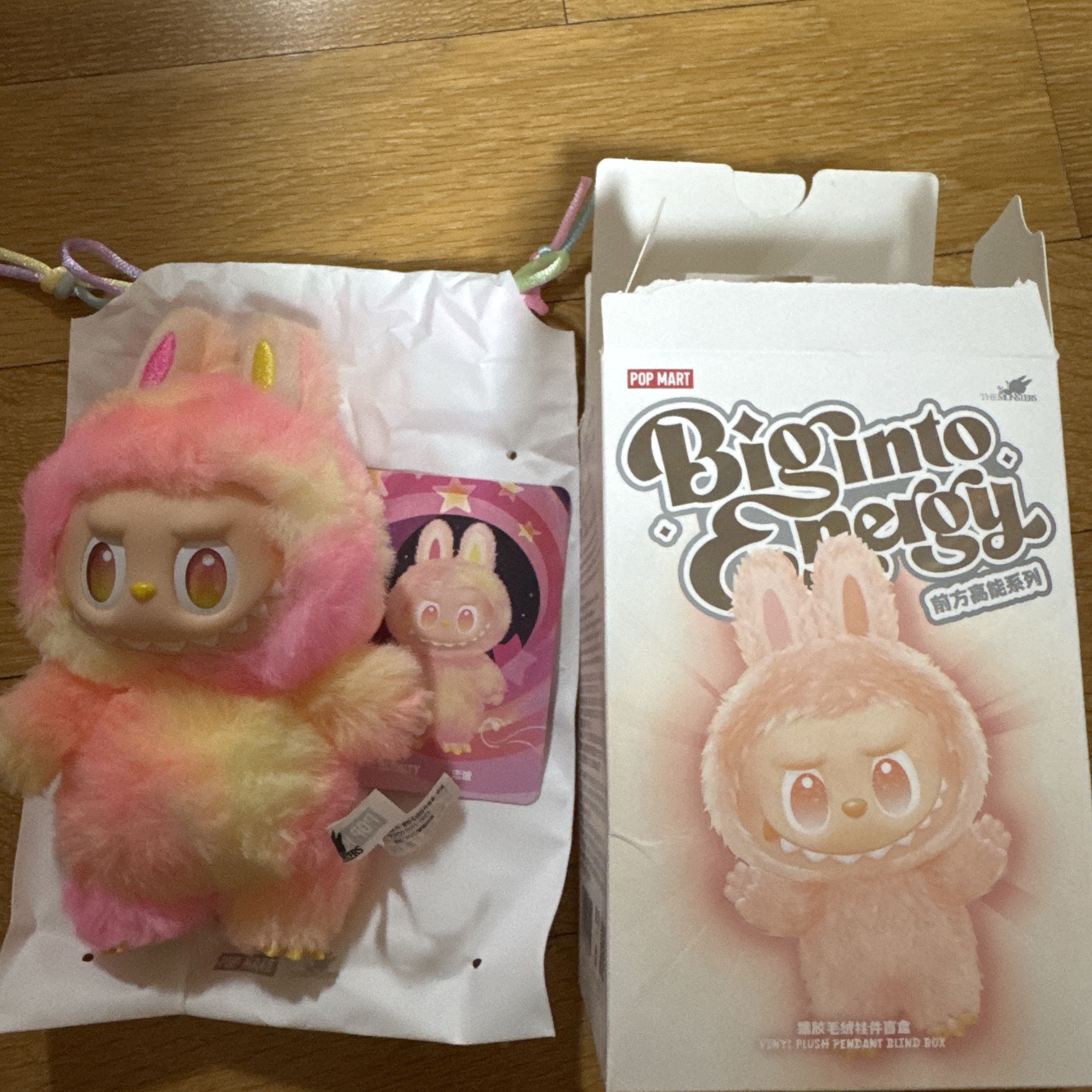 Pop Mart Labubu The Monsters Highlight Series Sealed Case (Bundle of 2/1 Blind Box) 착용 스타일