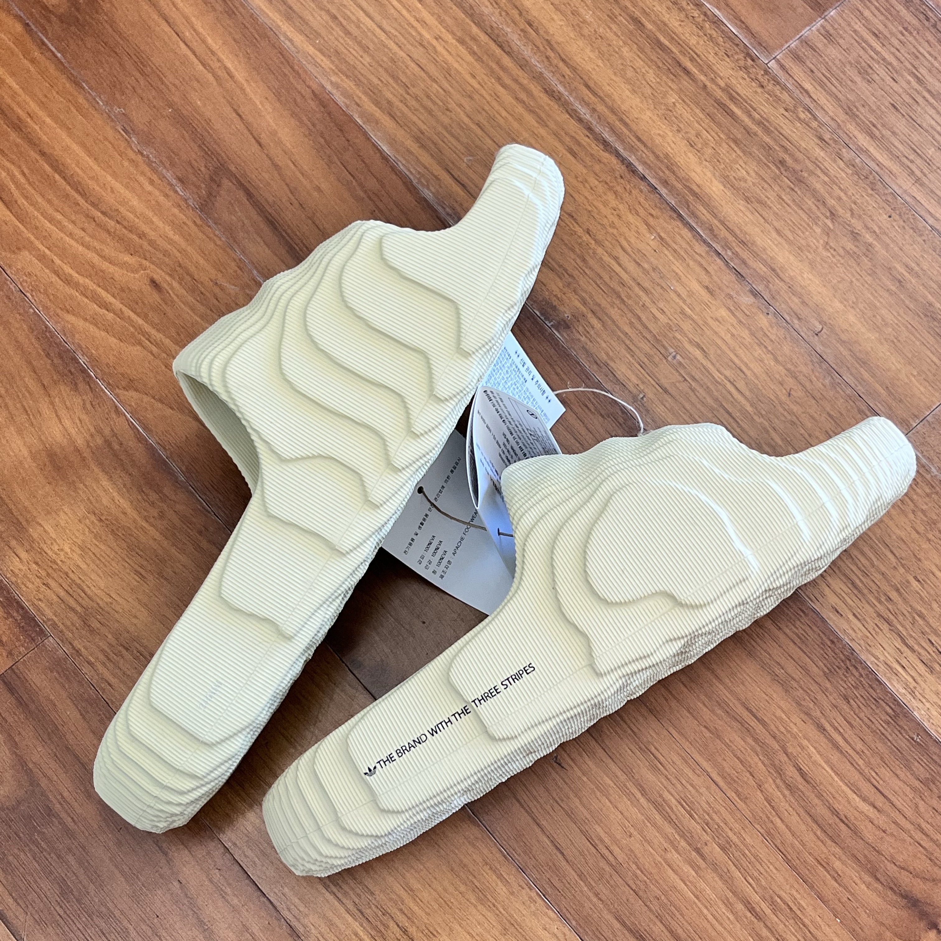 Adidas Adilette 22 Desert Sand 착용 스타일 - 2