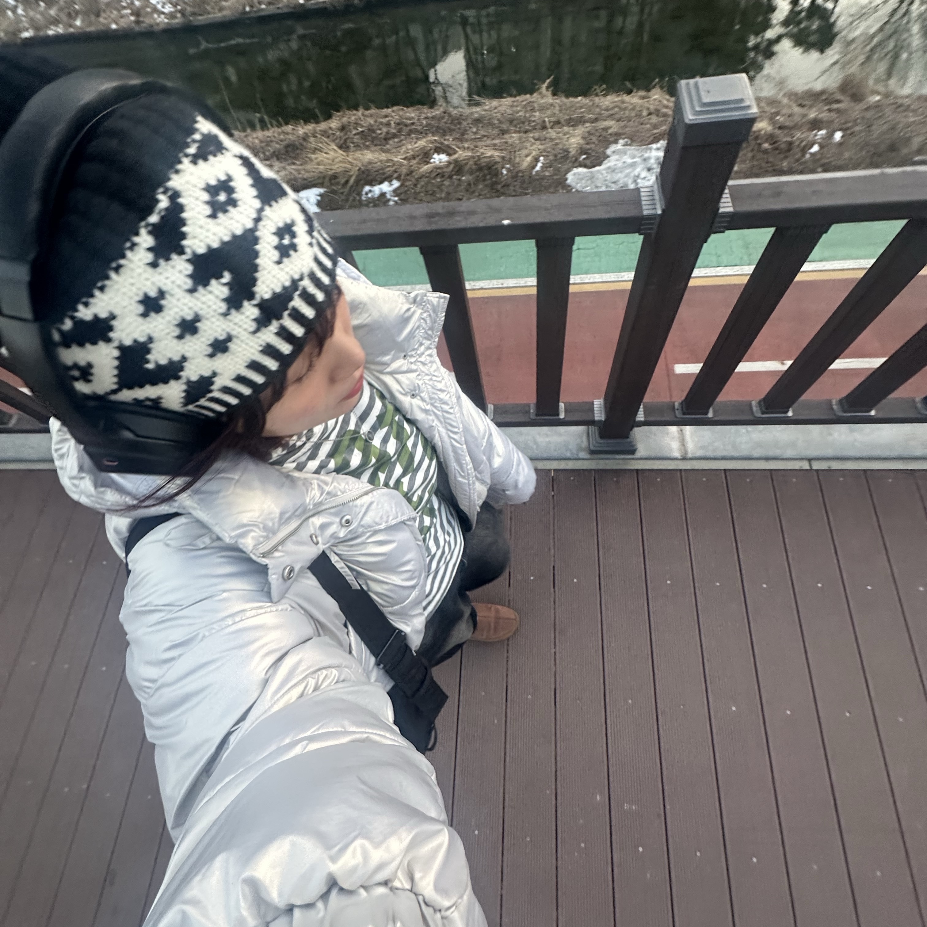 (W) UGG Tazz Slipper Chestnut, [KREAM 단독] Safarispot 1/2 Ticketing Stripe Border Hoodie Gray 착용 스타일 - 2