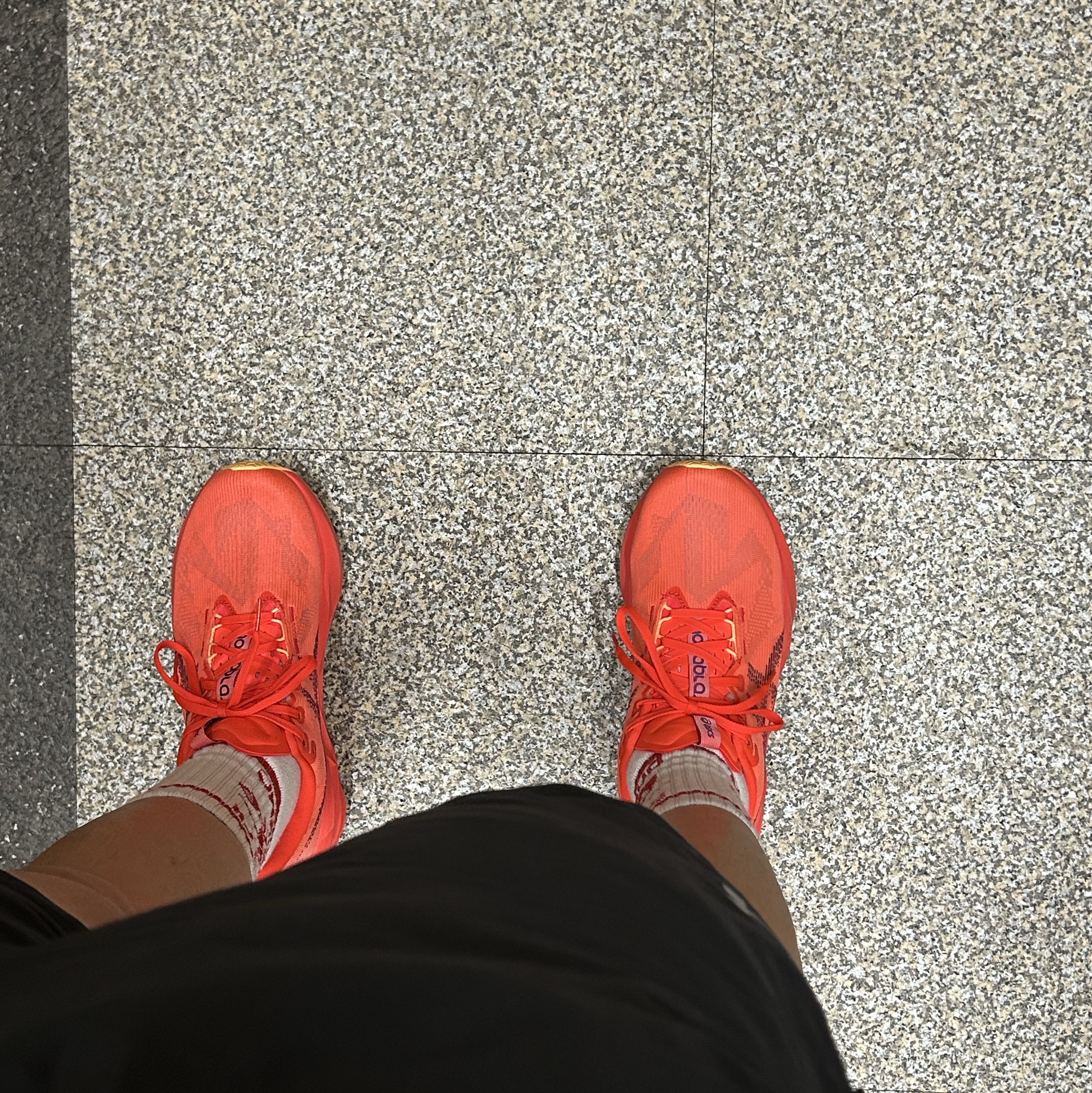 Asics Novablast 5 Flash Red Edo Purple 착용 스타일