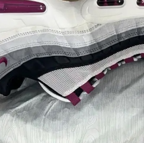 Nike SB Air Max 95 Summit White and Cactus Flower 착용 스타일
