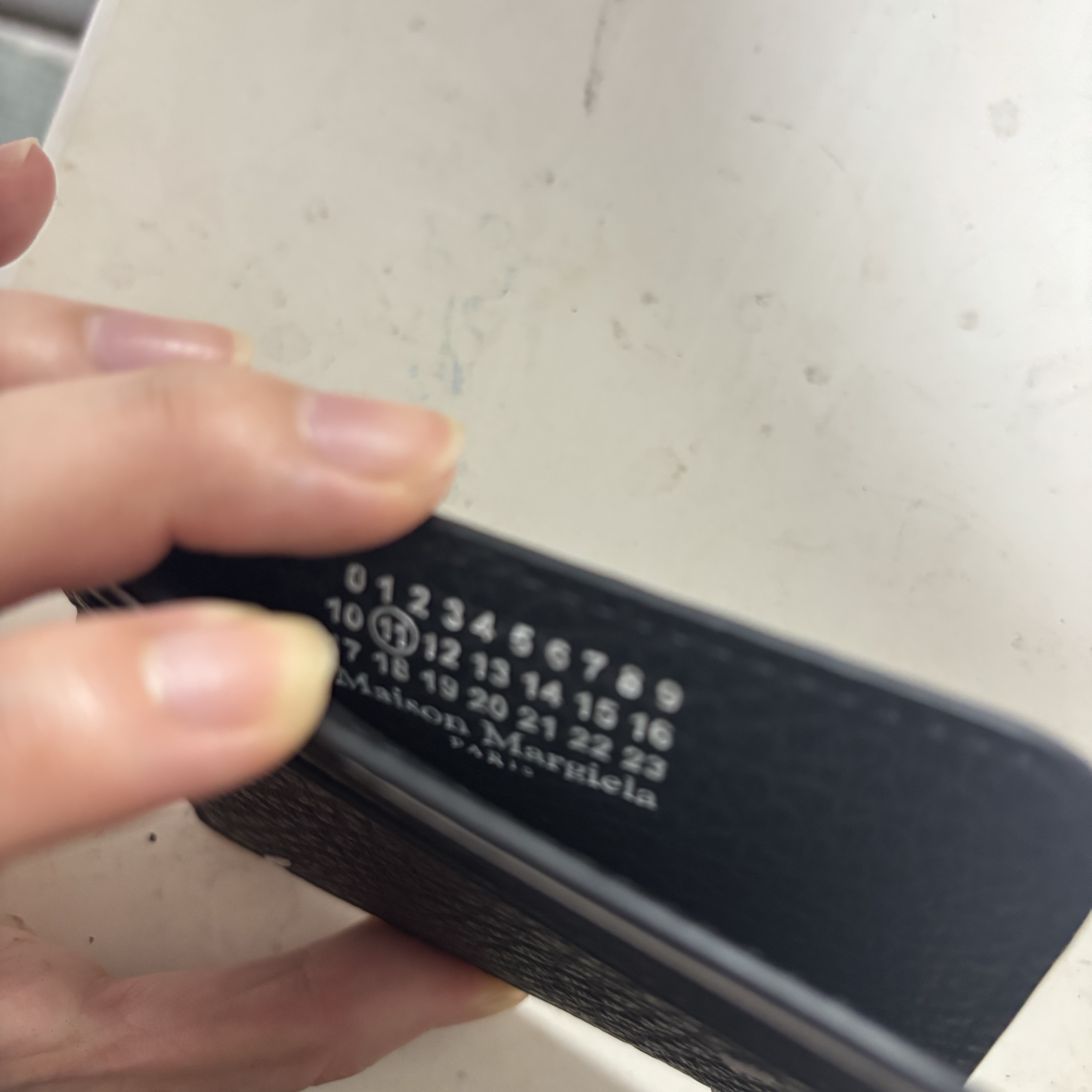 Maison Margiela Stitch Card Holder Black 착용 스타일 - 2