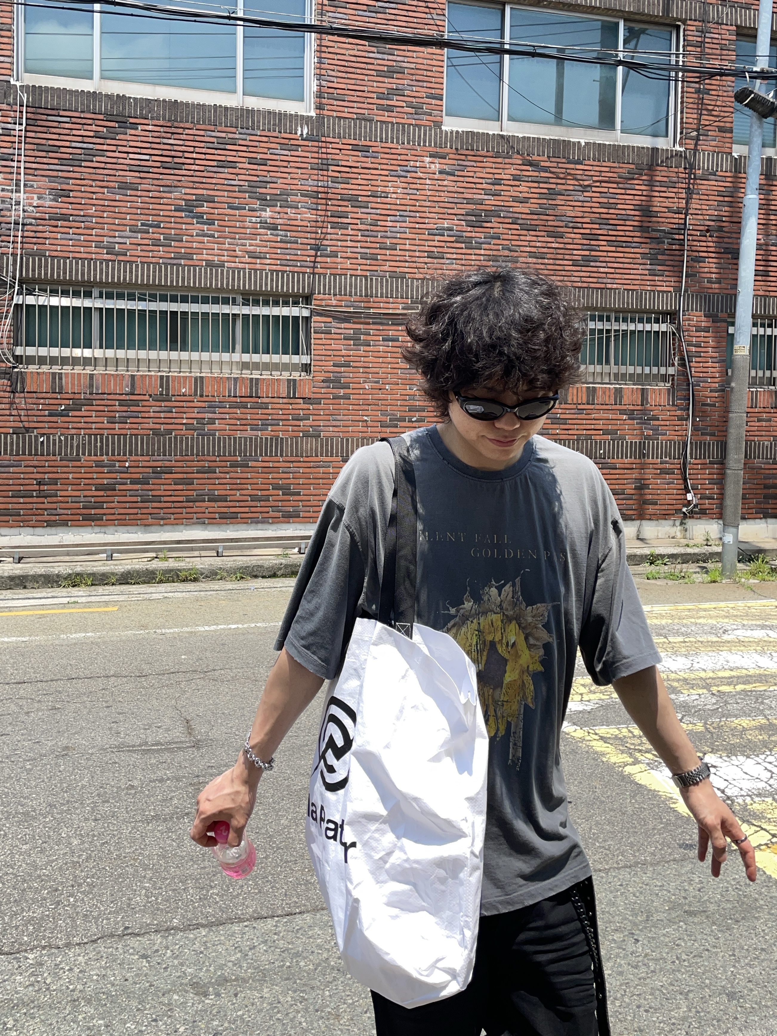 Undermycar Black Bold Chain Slim Straight Wax Coated Jeans Black, Stussy Canvas Coin Pouch Washed Black 착용 스타일 - 3
