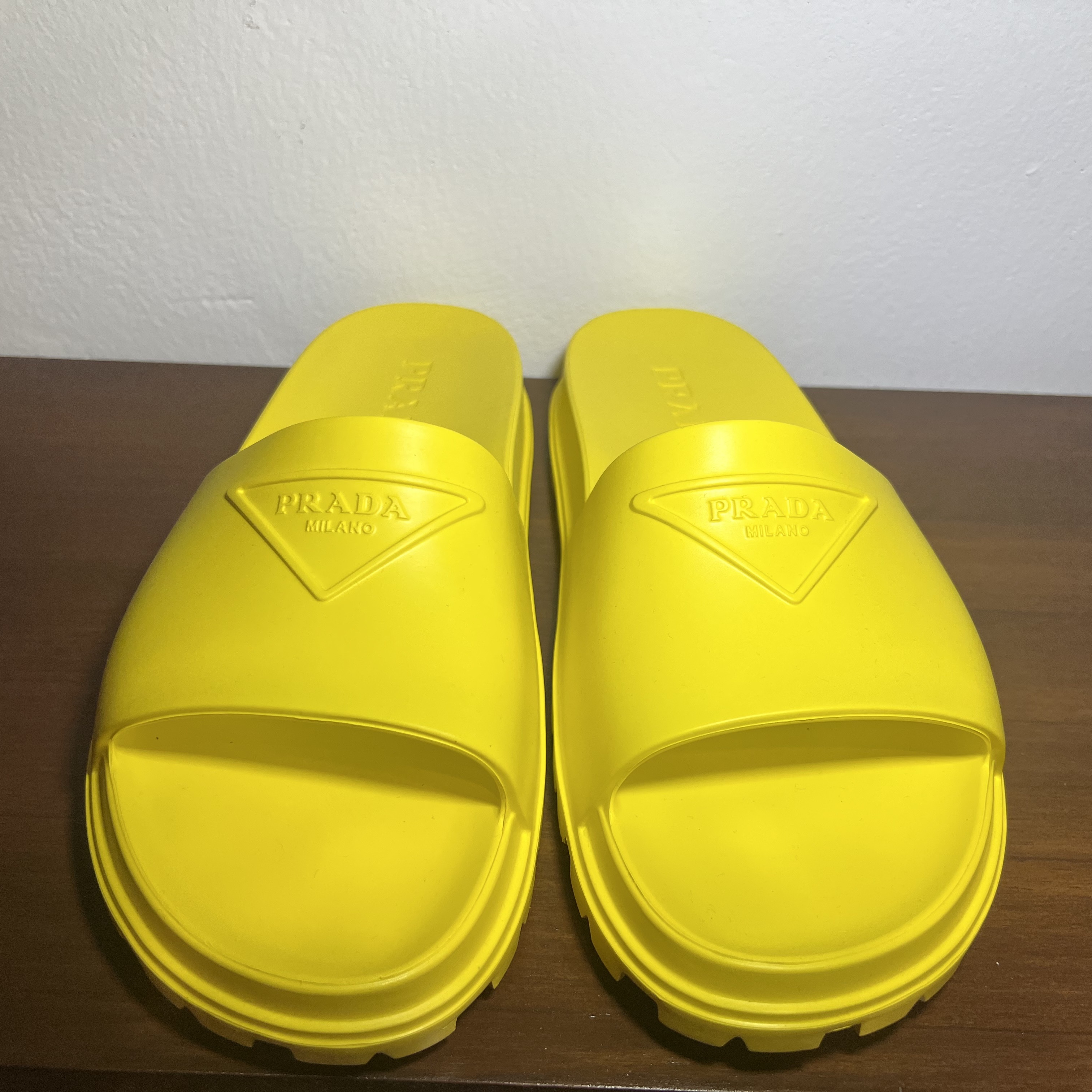 Prada Rubber Slides Sapphire Blue, (W) Prada Rubber Slides Sunny Yellow 착용 스타일 - 2