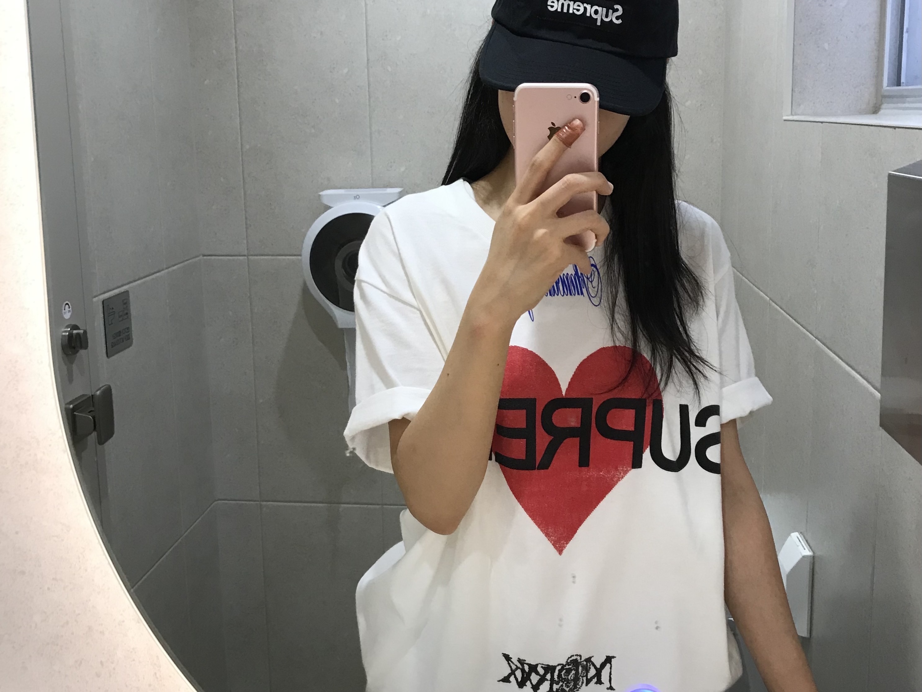 Supreme Announcing T-Shirt White - 25SS, Supreme Washed Chino Twill Camp Cap Black 착용 스타일 - 1