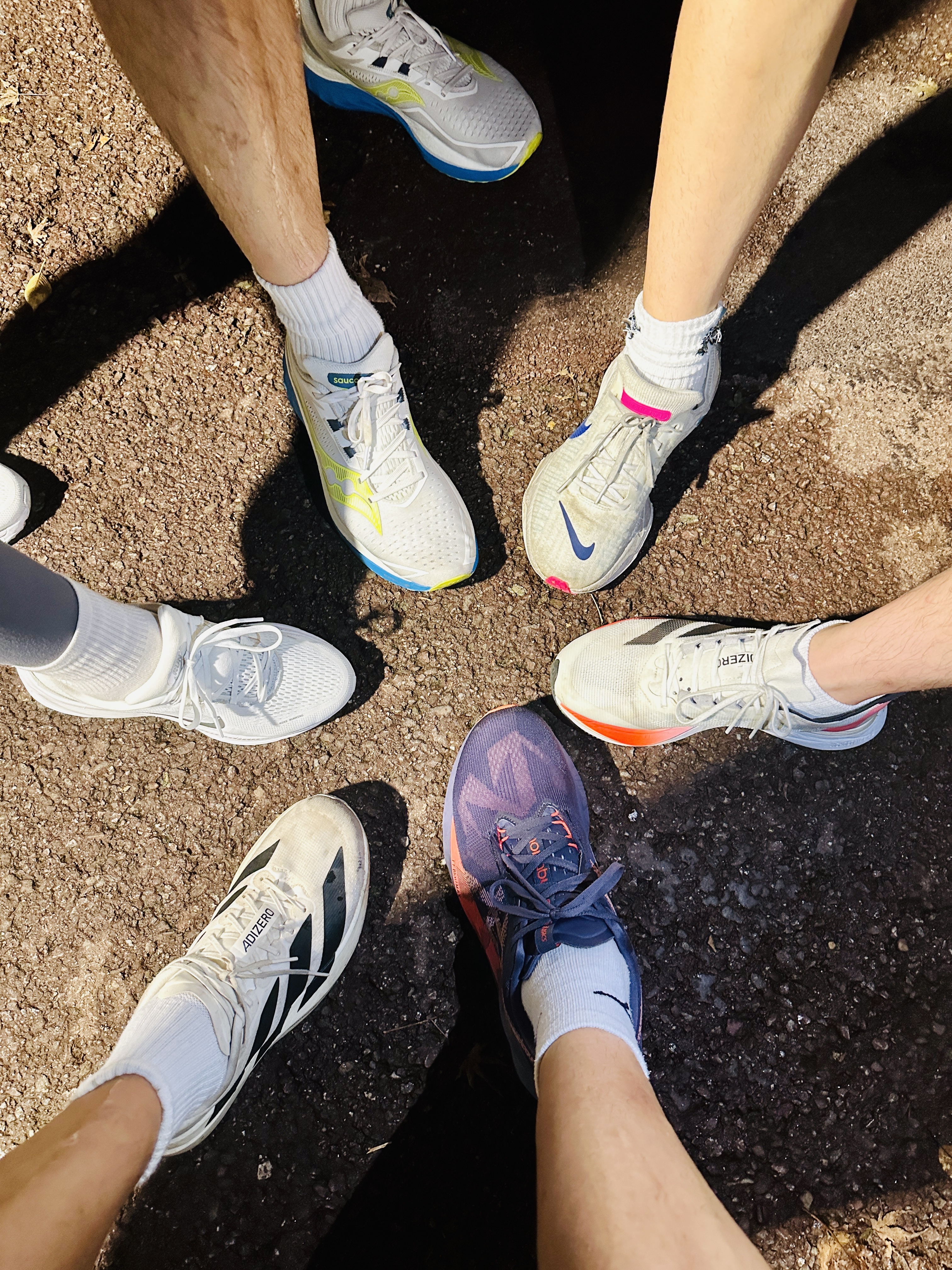Asics Novablast 5 Greyish Purple Coral Reef, Adidas Adizero EVO SL Cloud White Core Black 착용 스타일 - 1