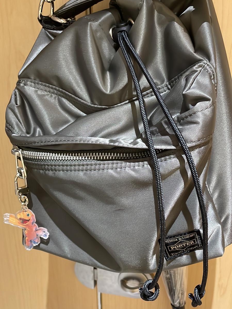 Porter Balloonsac Silver Grey, Maison Kitsune Small Colorblock Fox Bag Charm Grass Green 착용 스타일 - 1