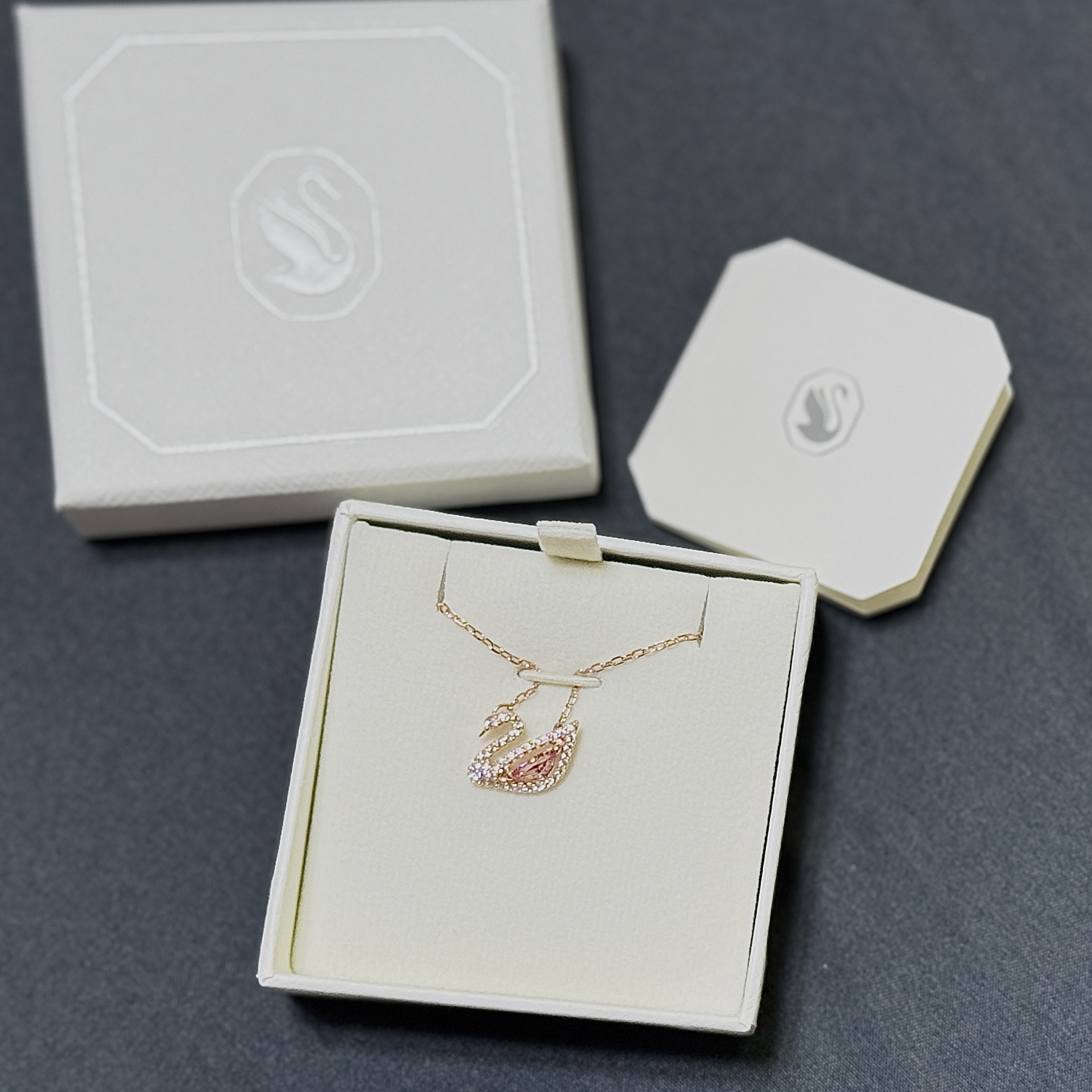(W) Swarovski Dazzling Swan Necklace Pink Rose Gold Plated 착용 스타일
