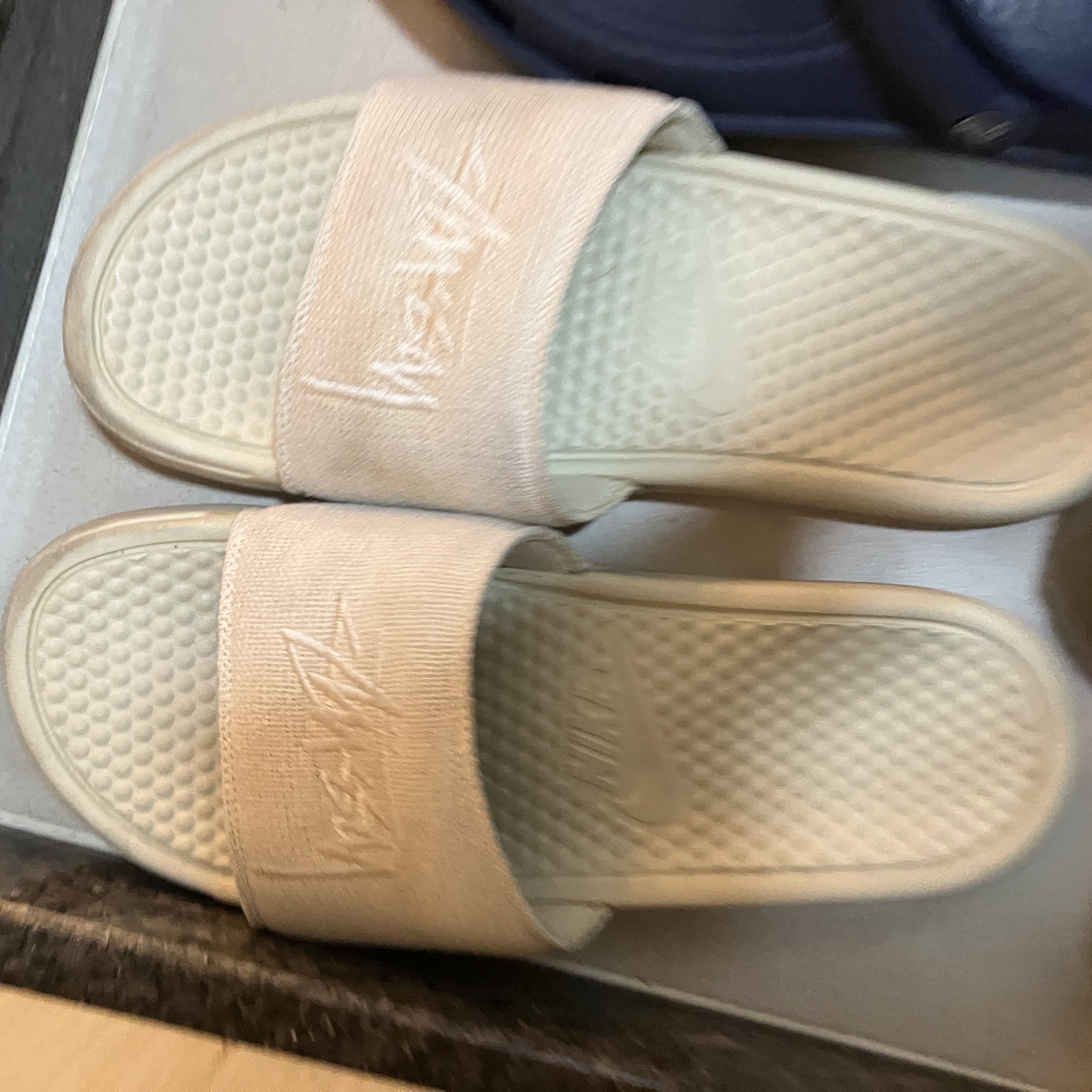 Nike x Stussy Benassi Hemp Slide Fossil Stone 착용 스타일