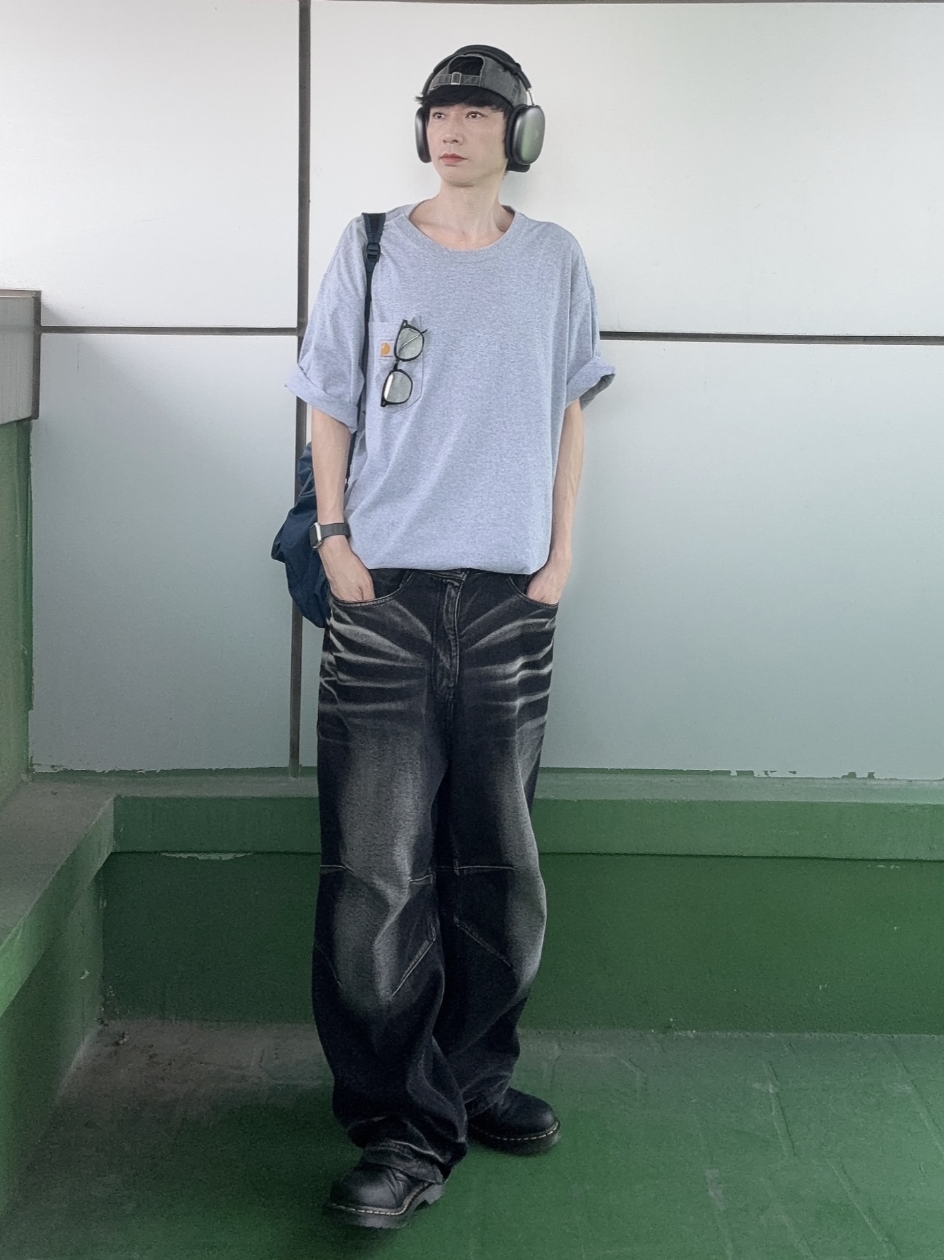 Dr. Martens 1461 Ambassador Black, BLR Embossed Wave Washing Wide Denim Pants Black 착용 스타일 - 3