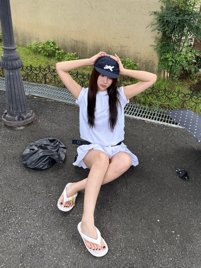 BLR Destroyed Gradation Bleached Short Sleeve T-Shirt White, Taw&Toe Flip Flop Zerovity Bio Off white 착용 스타일