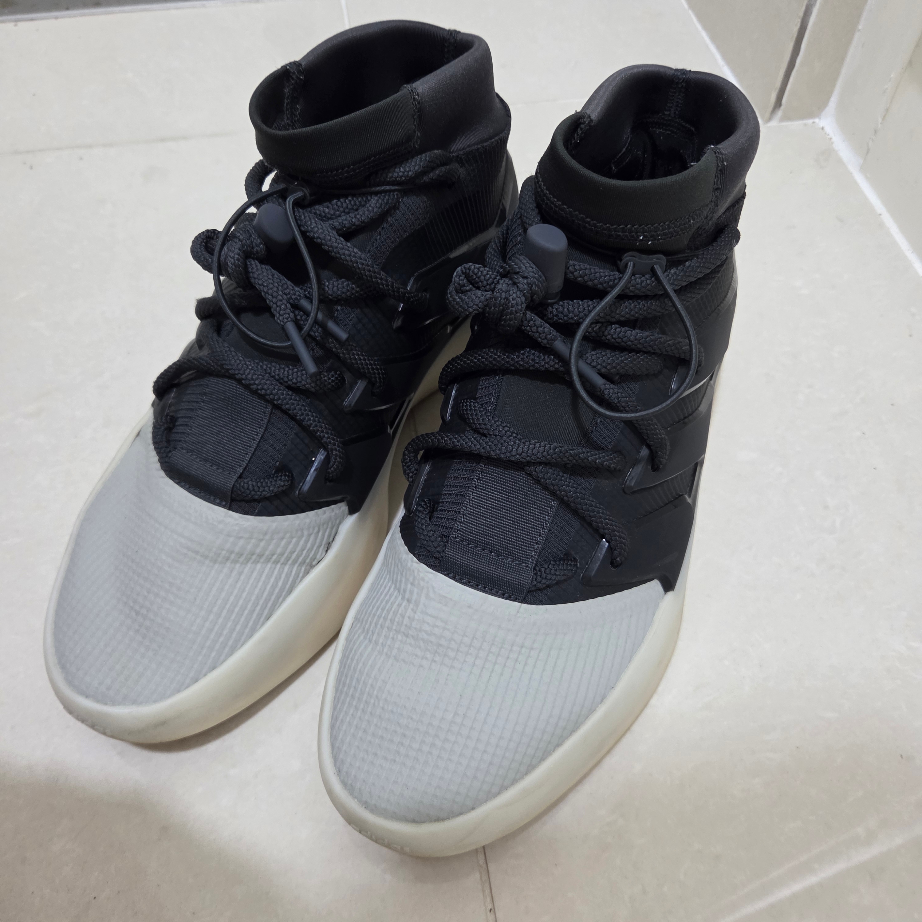 Adidas x Fear of God Athletics I Basketball Carbon Sesame 착용 스타일
