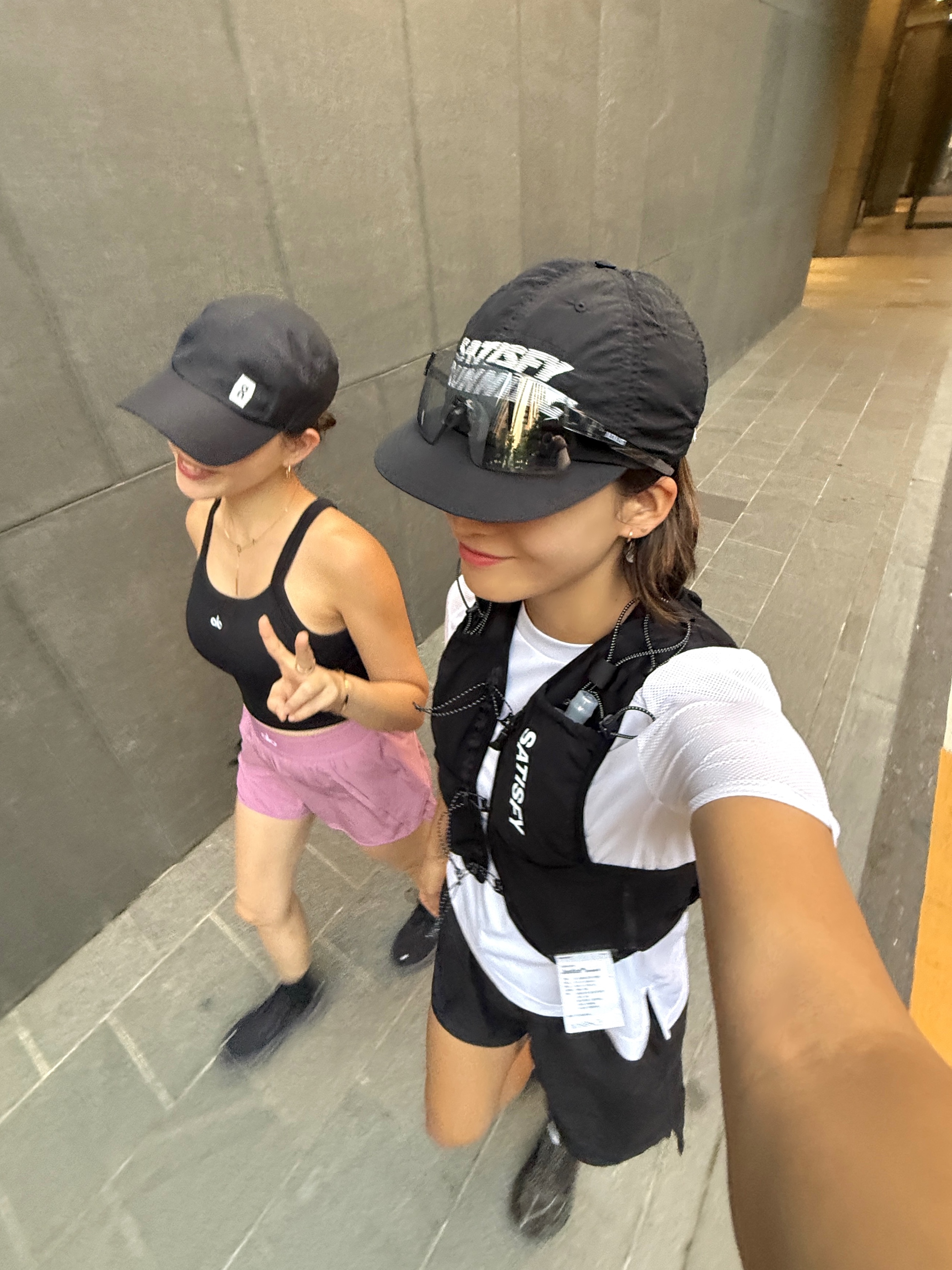 Satisfy Justice Cordura 5L Hydration Vest Black, Satisfy Flitesilk Running Cap Black 착용 스타일 - 8