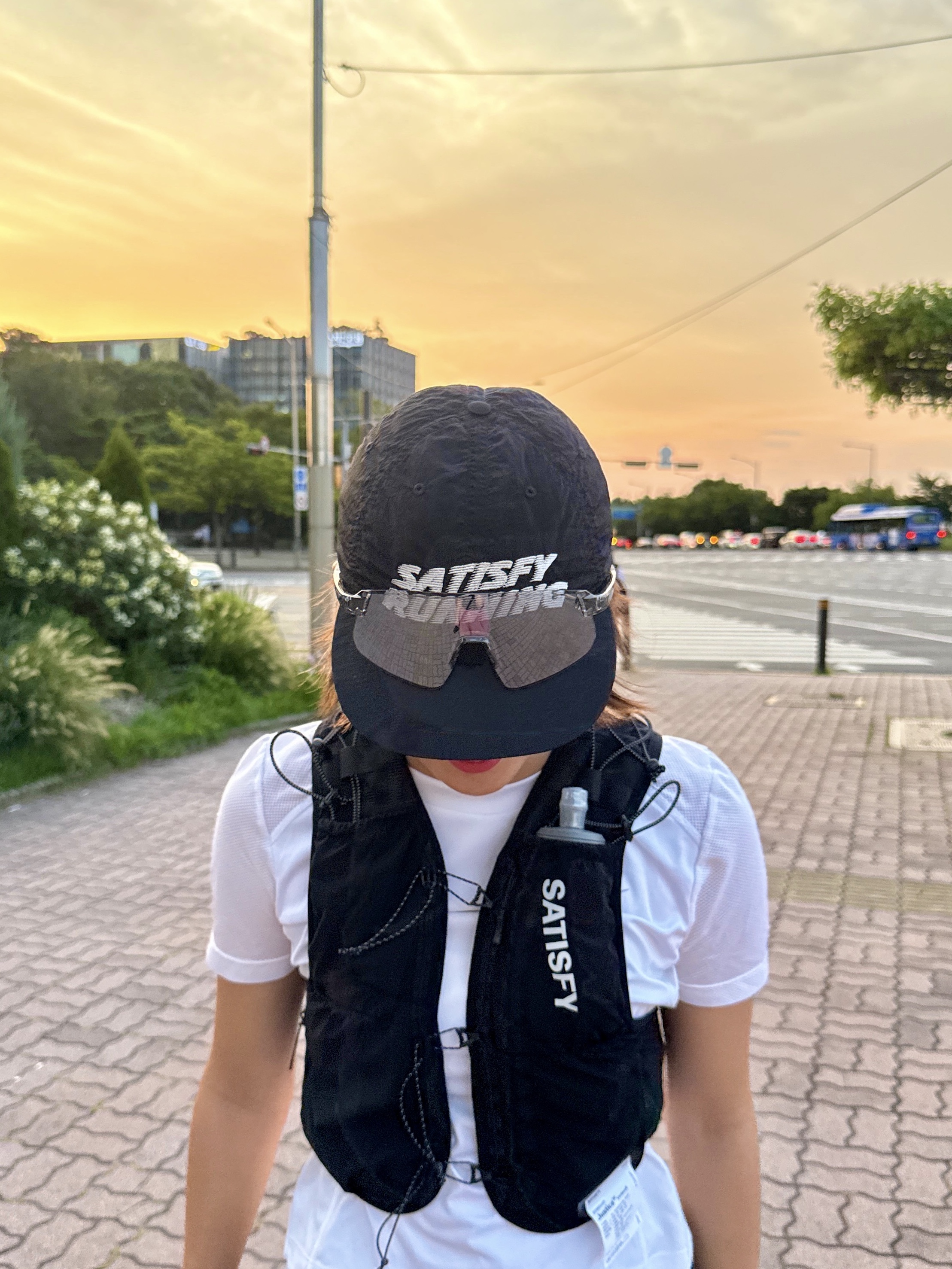 Satisfy Justice Cordura 5L Hydration Vest Black, Satisfy Flitesilk Running Cap Black 착용 스타일 - 2