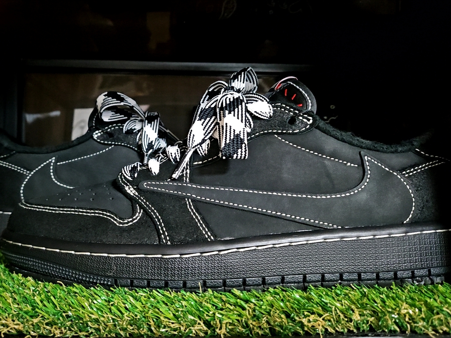 Jordan 1 x Travis Scott Retro Low OG SP Black Phantom 착용 스타일