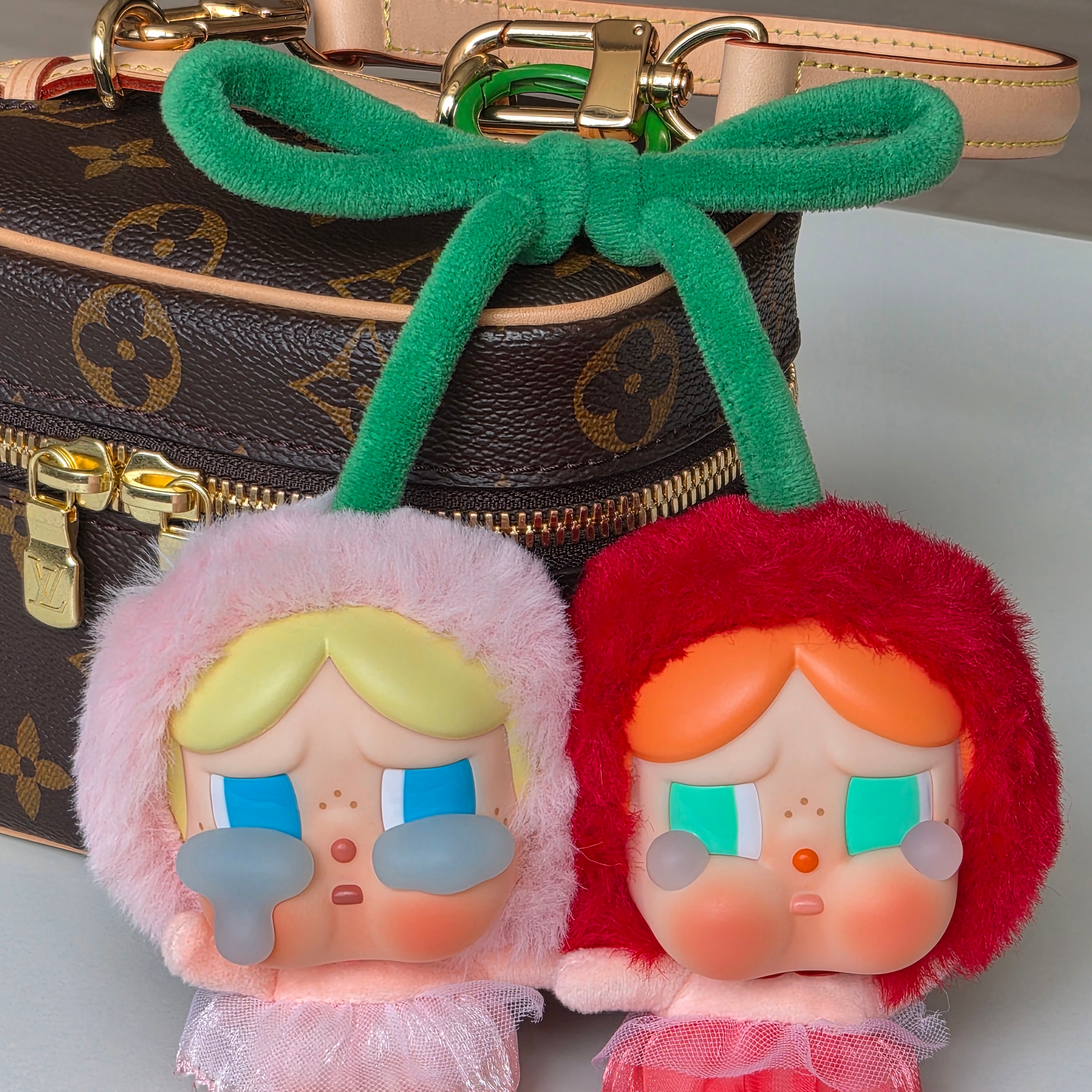Pop Mart Crybaby Crying For Love Series Vinyl Plush 착용 스타일