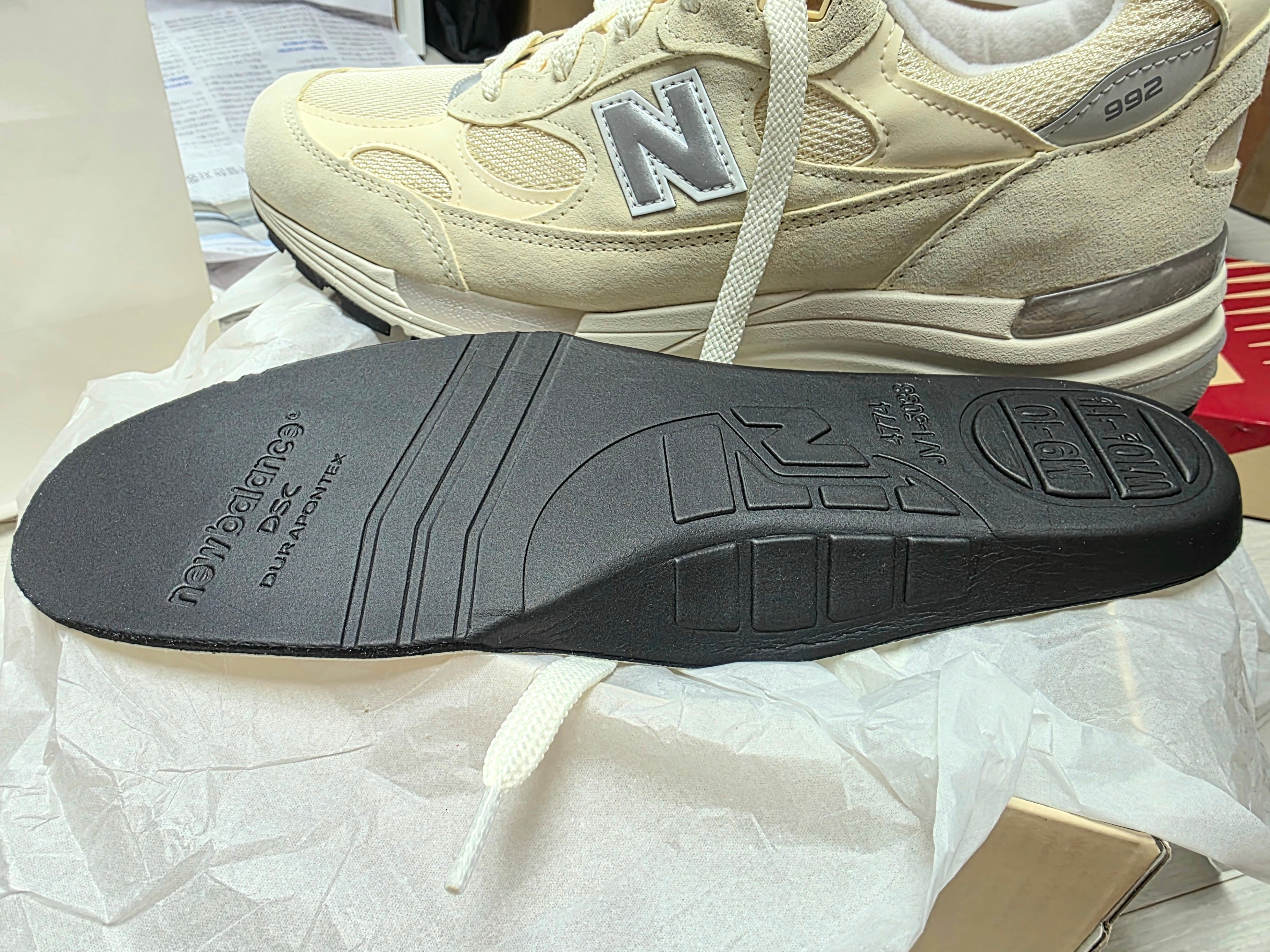 New Balance 992 Made in USA Calcium Raw Cashew 착용 스타일 - 5