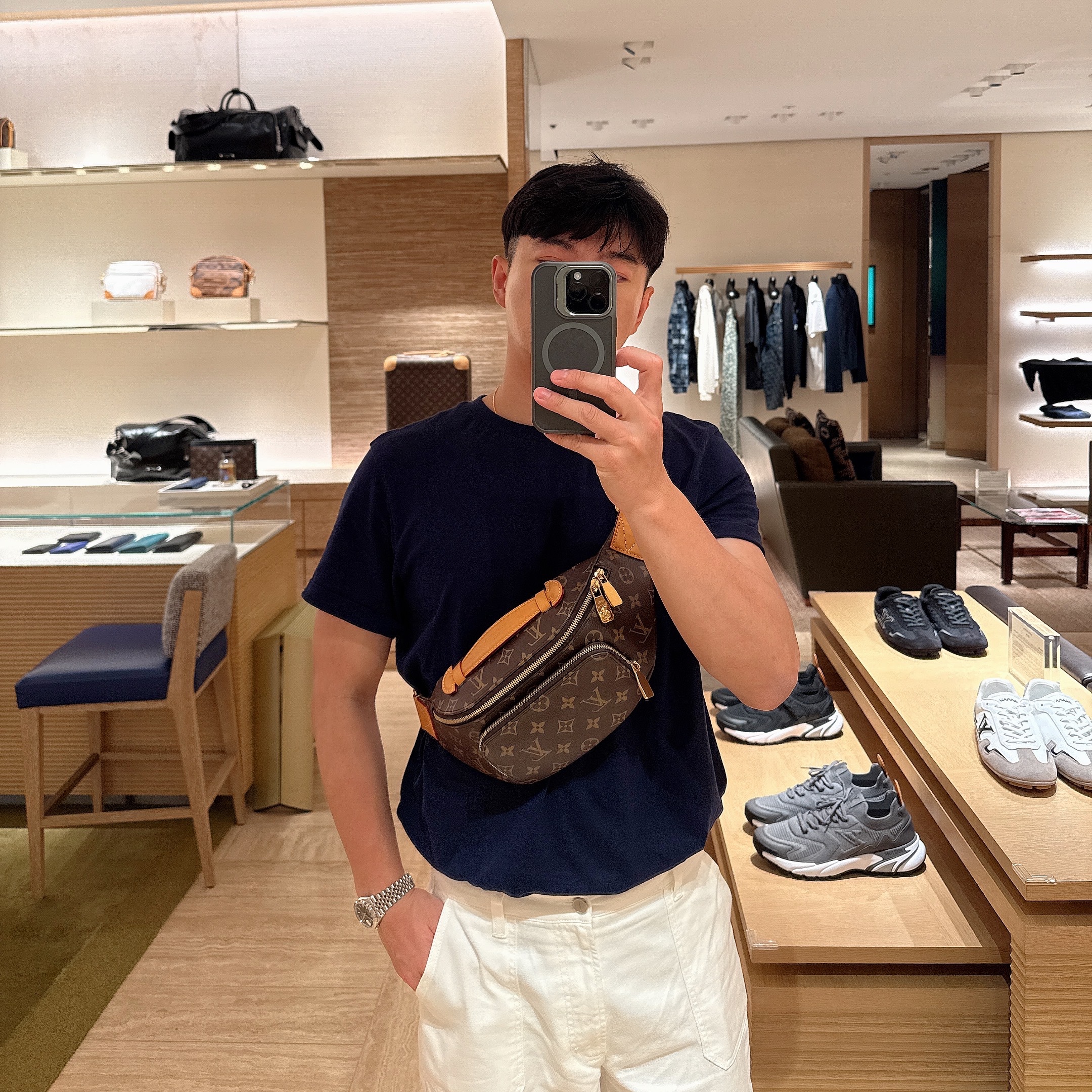 Louis Vuitton Rush Bumbag Monogram Gold, Rolex Datejust 36mm 126234 Bright Blue Jubilee 착용 스타일 - 3