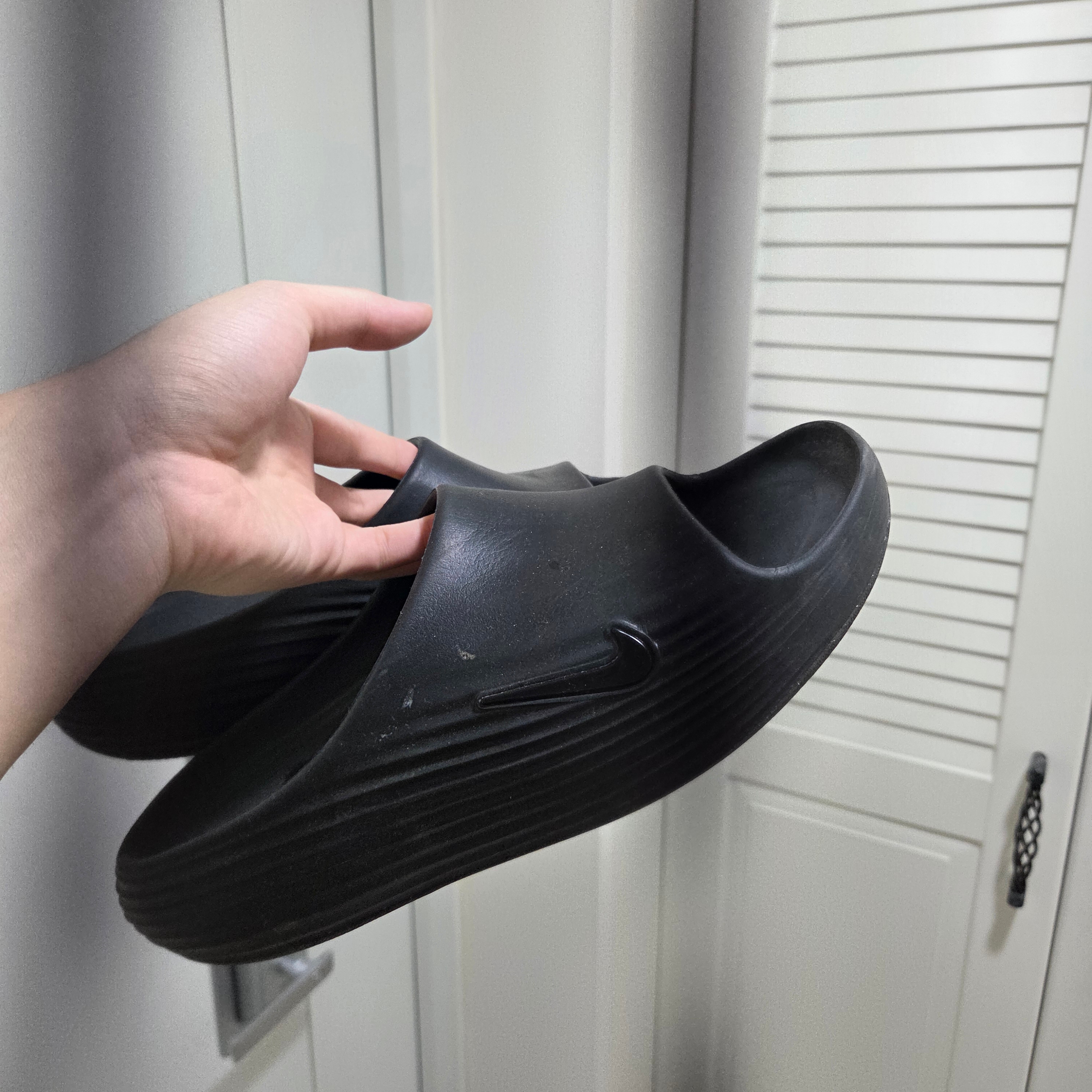 Nike ReactX Rejuven8 Slide Black 착용 스타일