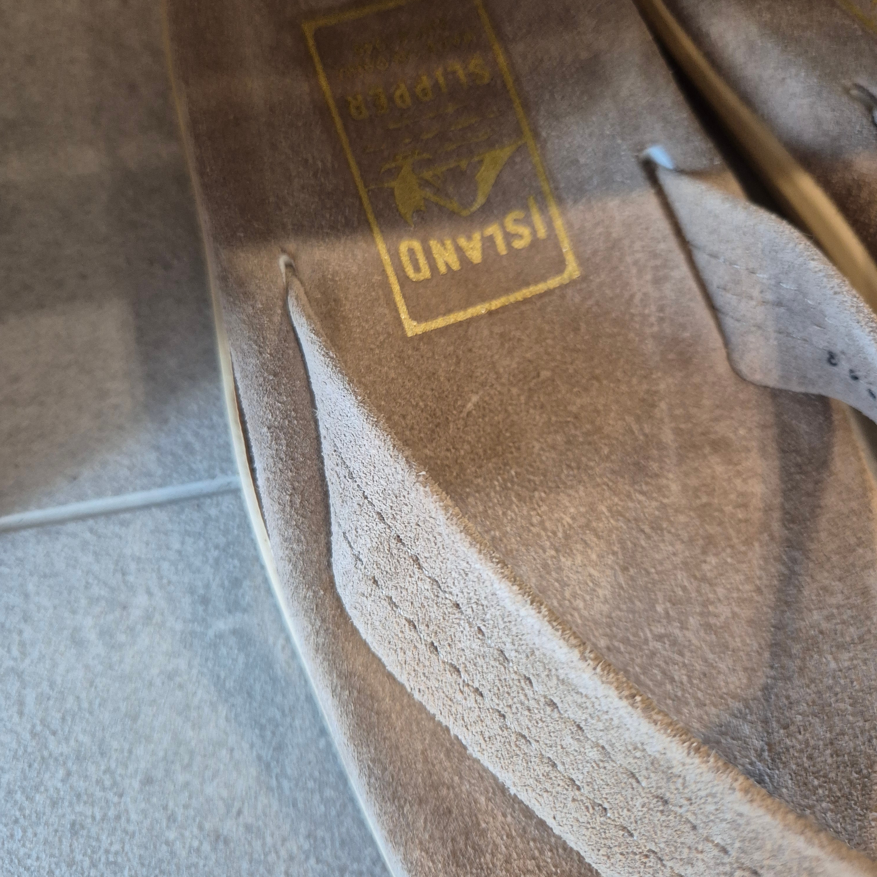 Island Slipper Classic Ultimate Suede Taupe Tan 착용 스타일