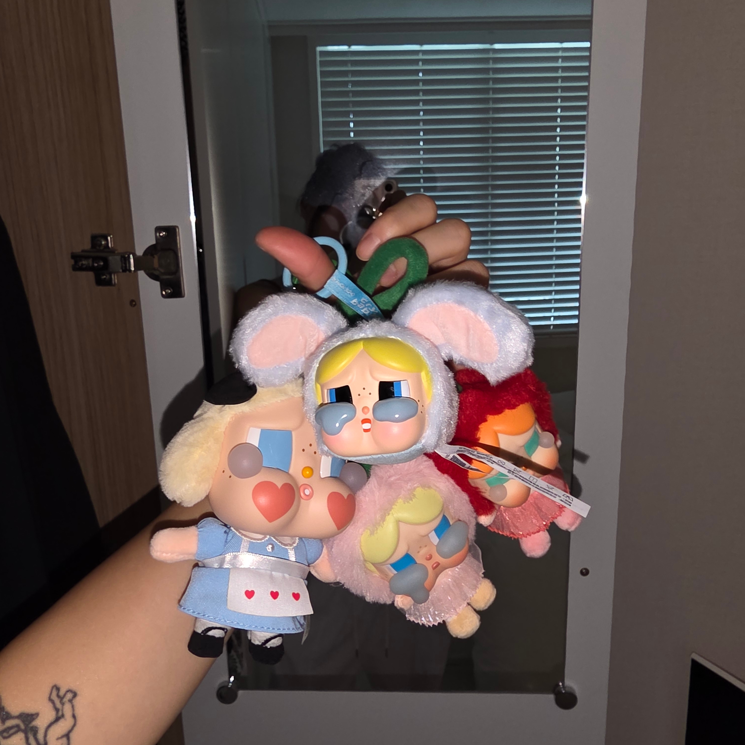 Pop Mart Crybaby Crying Again Series Plush Keyring She's Alice (Opened Case), Pop Mart Crybaby Crying For Love Series Vinyl Plush 착용 스타일