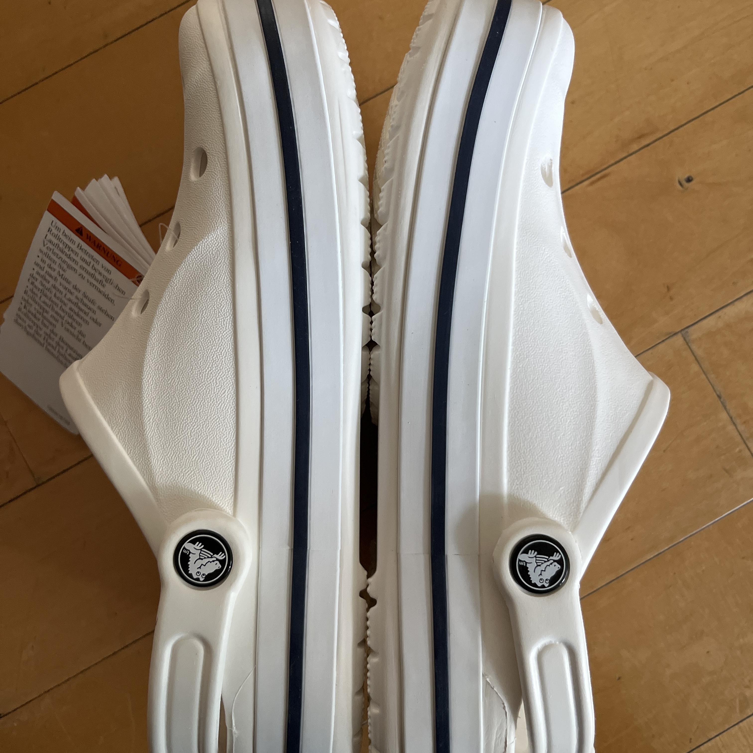 Crocs Bayaband Clog White Navy 착용 스타일