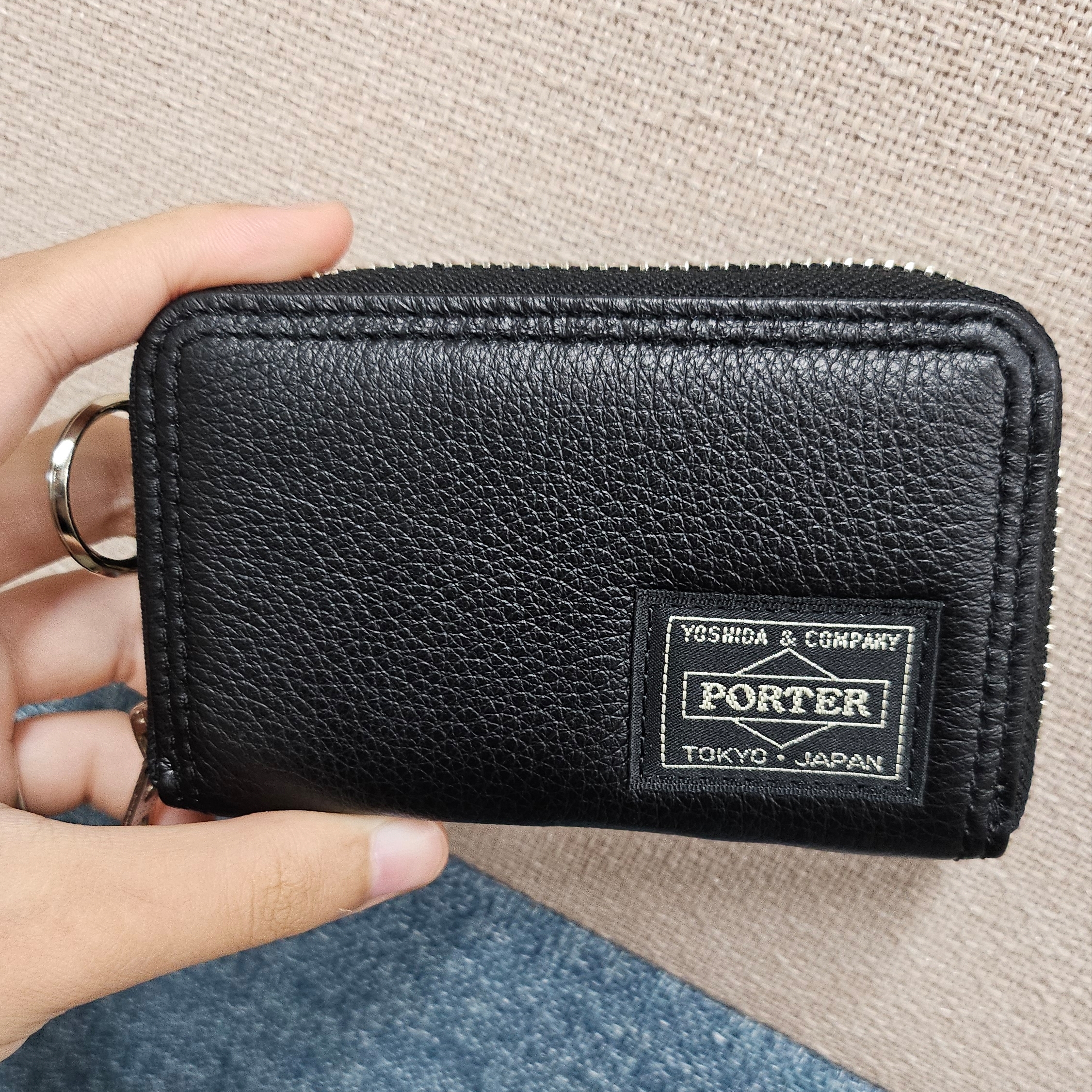 Porter Calm Coin Case Black 착용 스타일 - 1