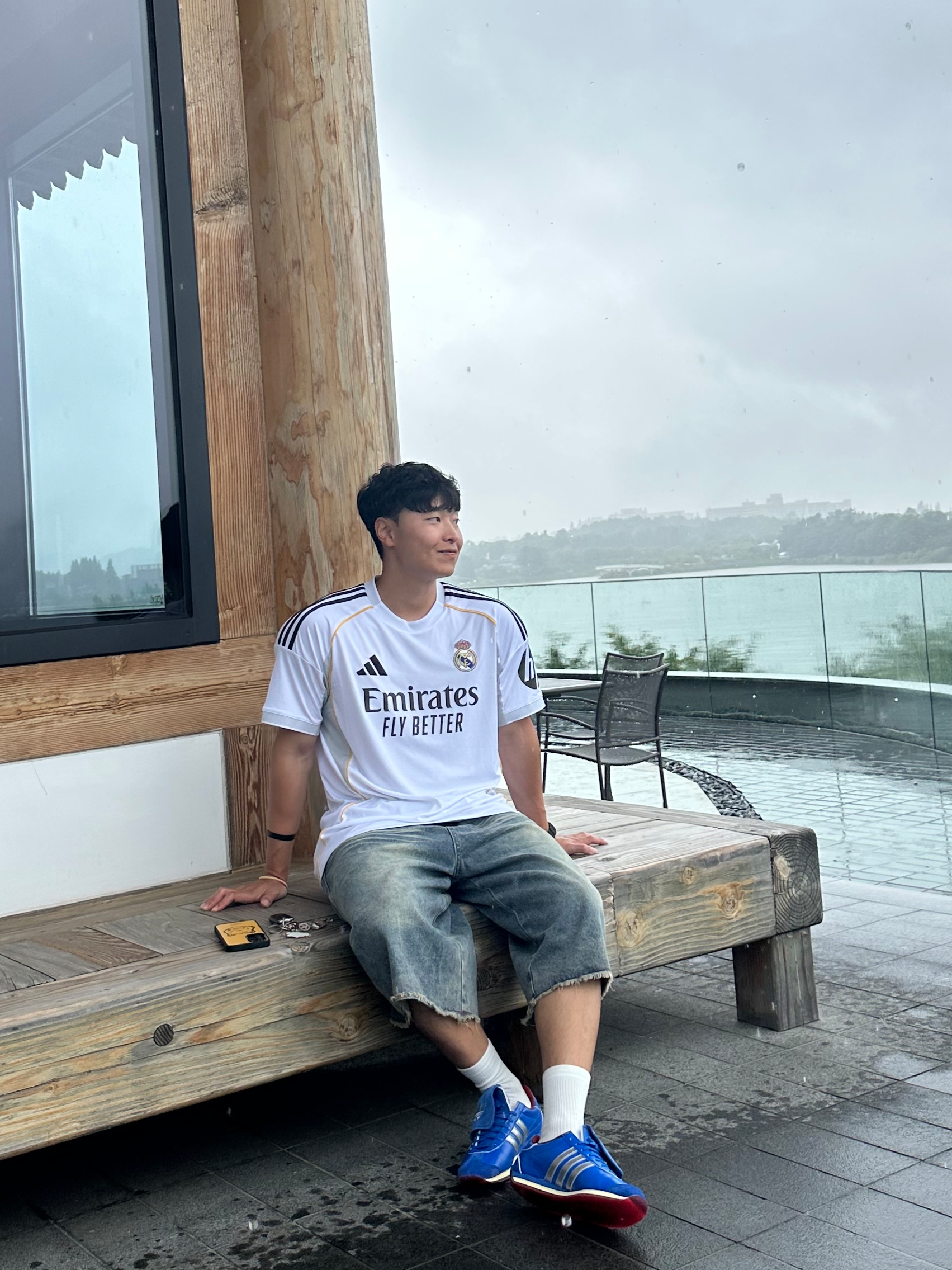 Adidas Real Madrid 2025/26 Home Jersey White - KR Sizing (Non Marking Ver.), Adidas x Yeseyesee Country OG Blue Matte Silver 착용 스타일 - 3