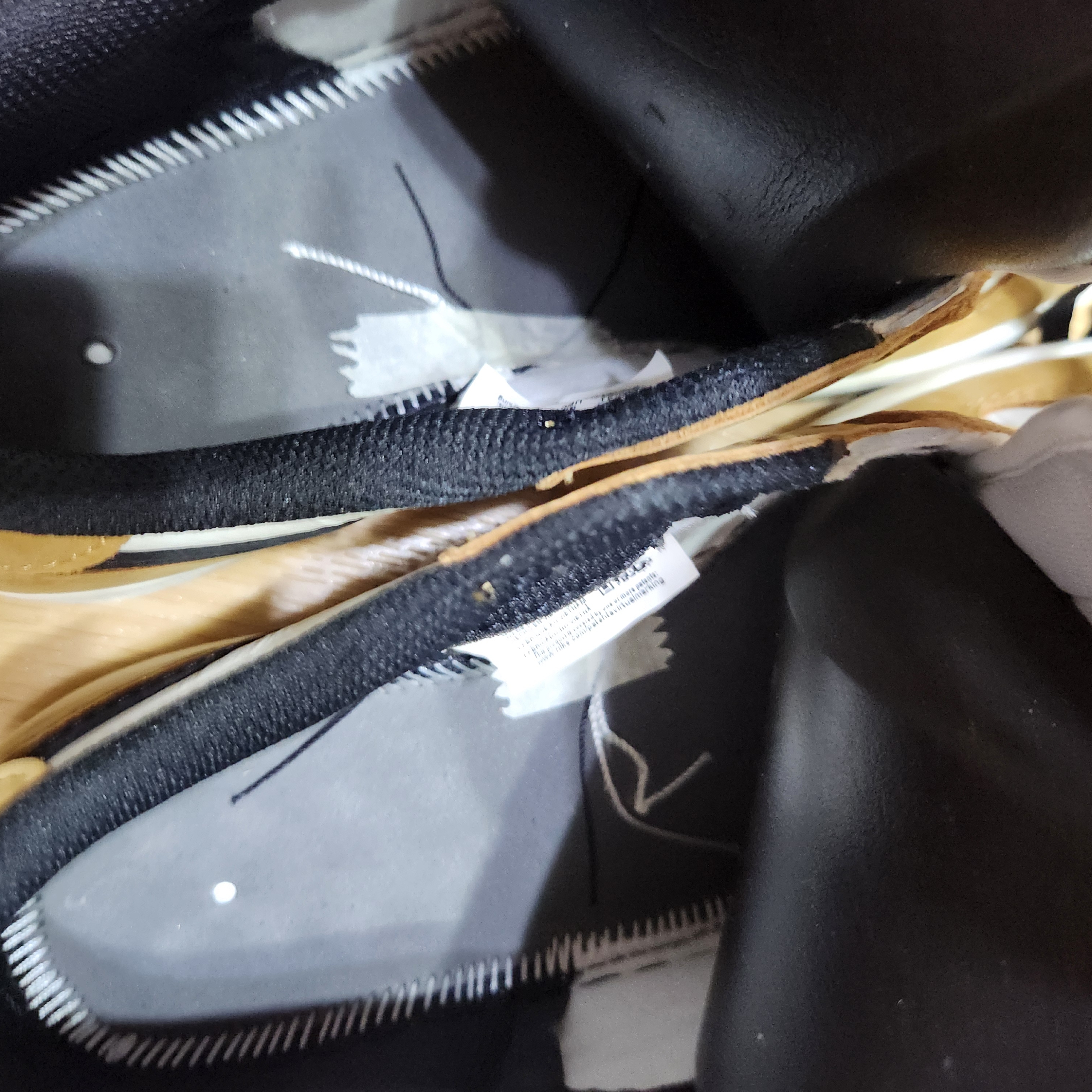 Jordan 1 Low OG Sail and Golden Harvest 착용 스타일 - 1