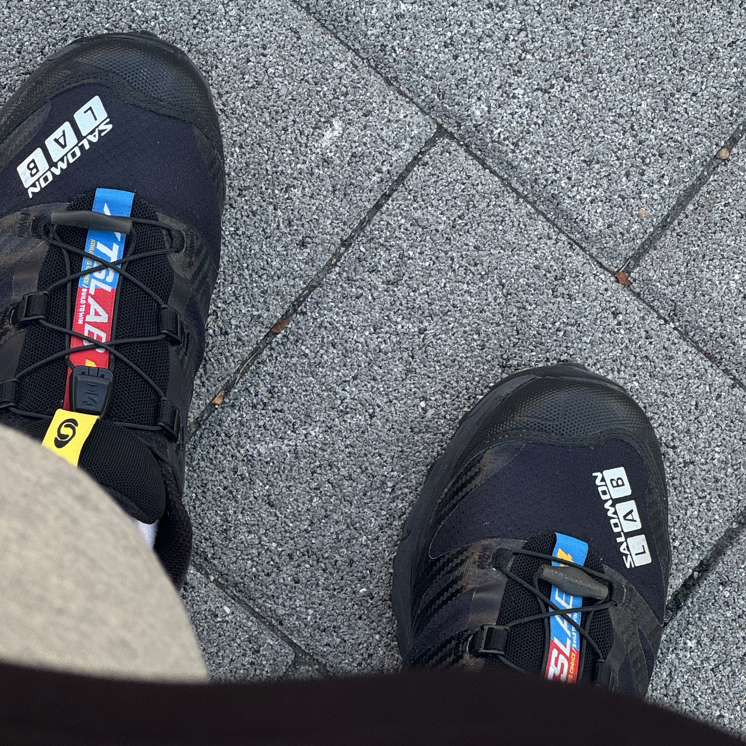 Salomon XT-4 Black Silver Metallic 착용 스타일