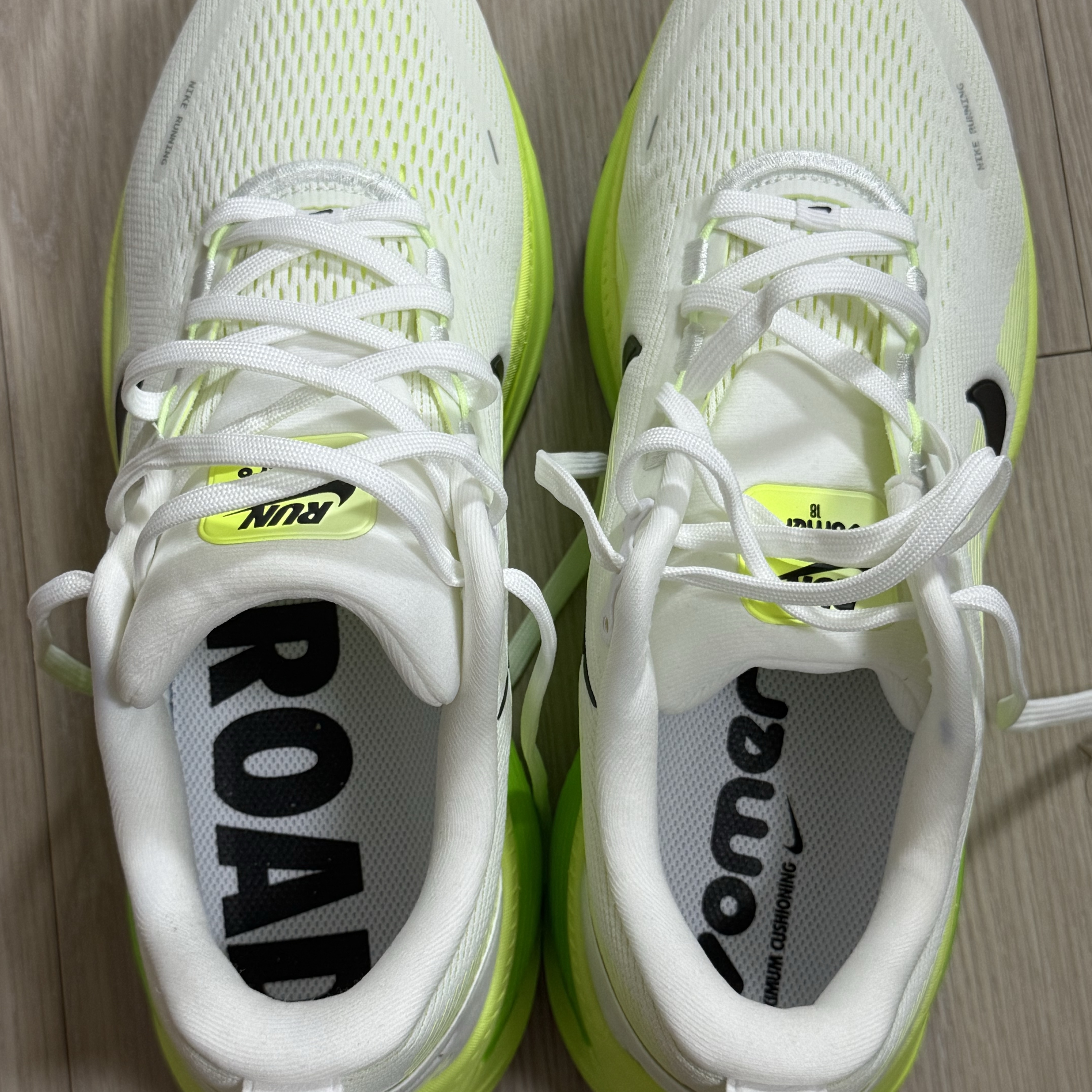 Nike Vomero 18 White Electric Green 착용 스타일