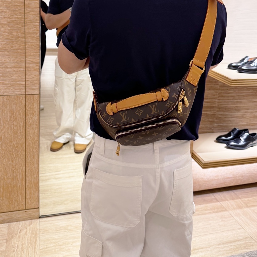 Louis Vuitton Rush Bumbag Monogram Gold, Rolex Datejust 36mm 126234 Bright Blue Jubilee 착용 스타일 - 1
