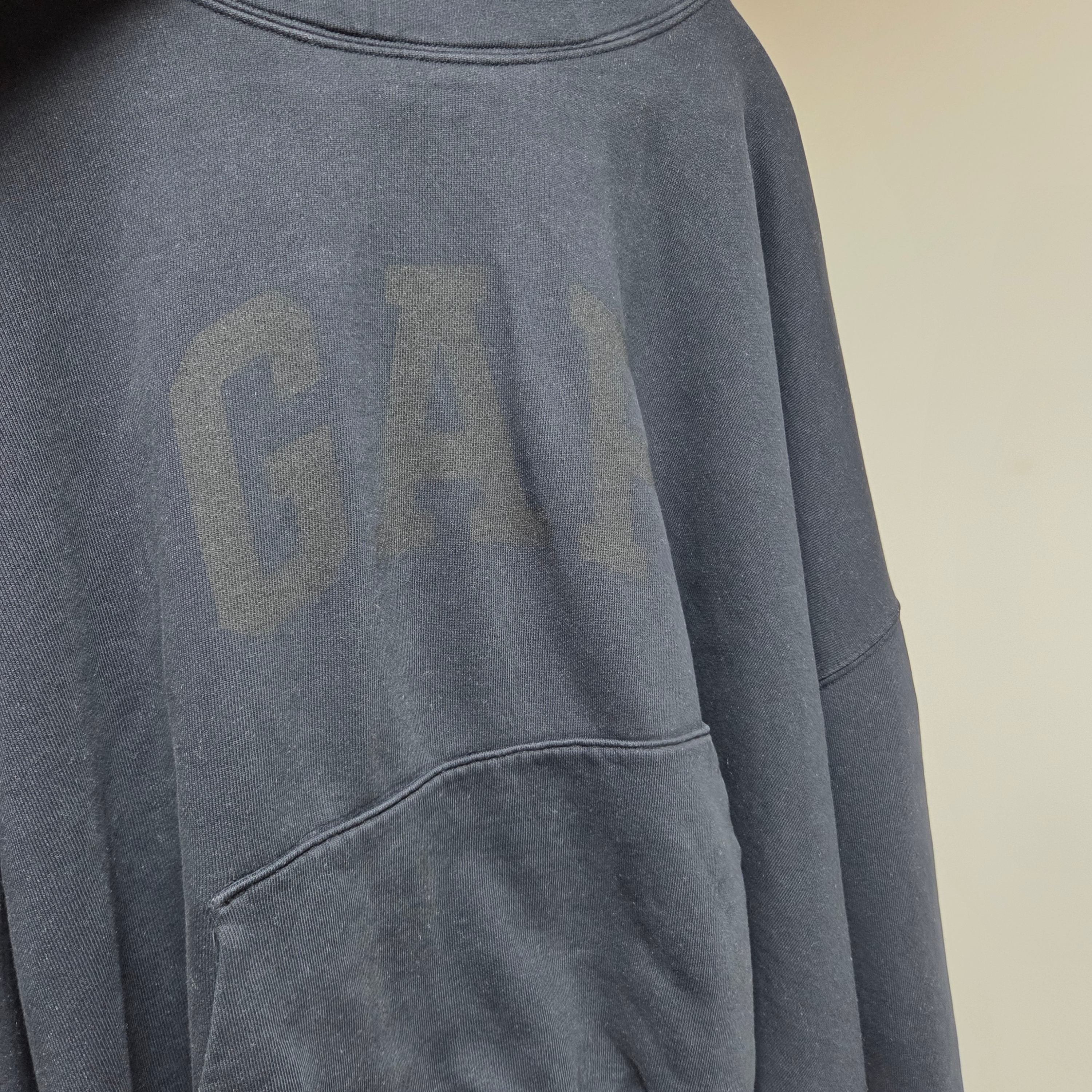 Yeezy Gap Engineered By Balenciaga Dove Hoodie Washed Black 착용 스타일 - 2