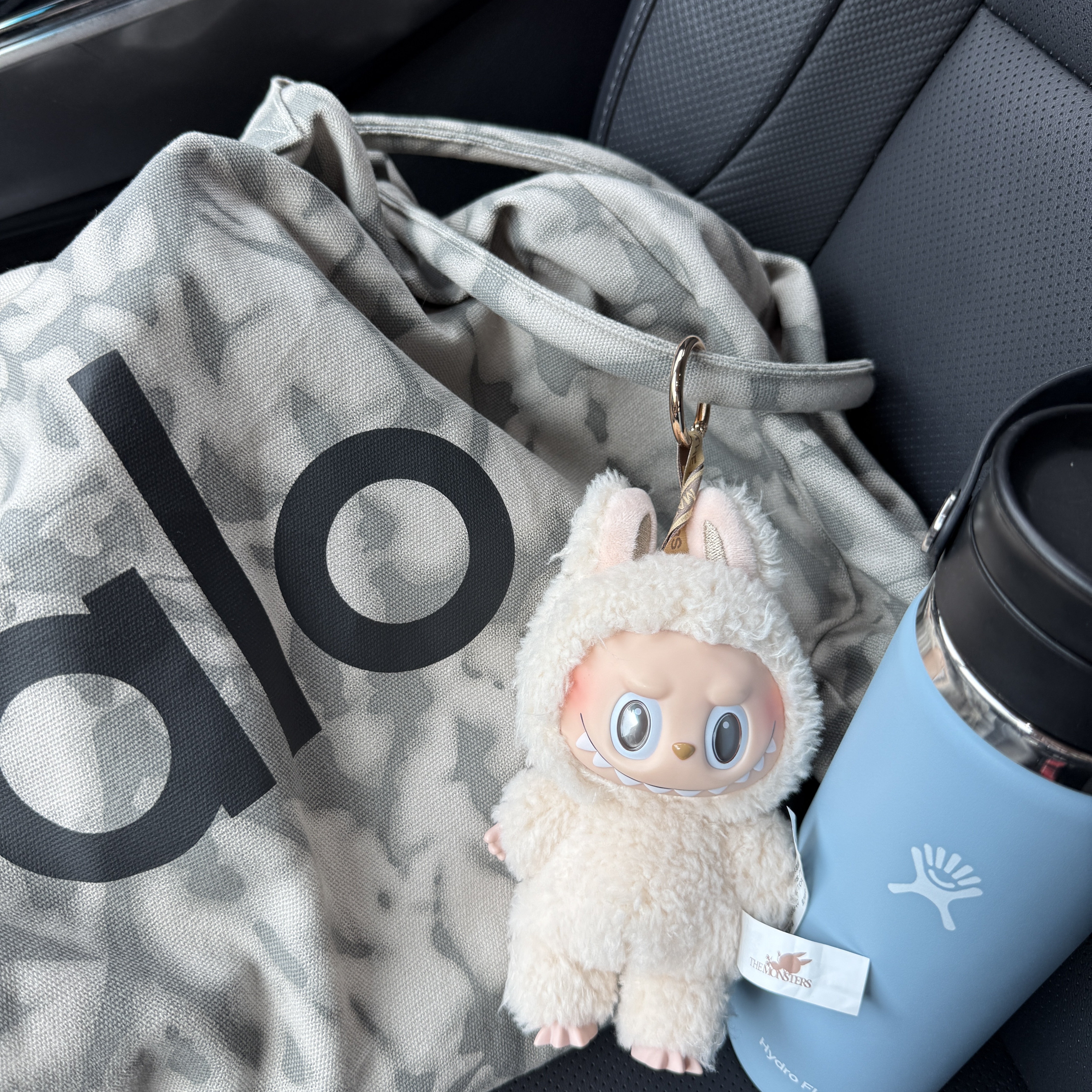 Alo Yoga Iconic Shopper Tote Bag Grey Tiedye, Pop Mart Labubu The Monsters Labubu Tasty Macarons Series Soymilk Keyring 착용 스타일