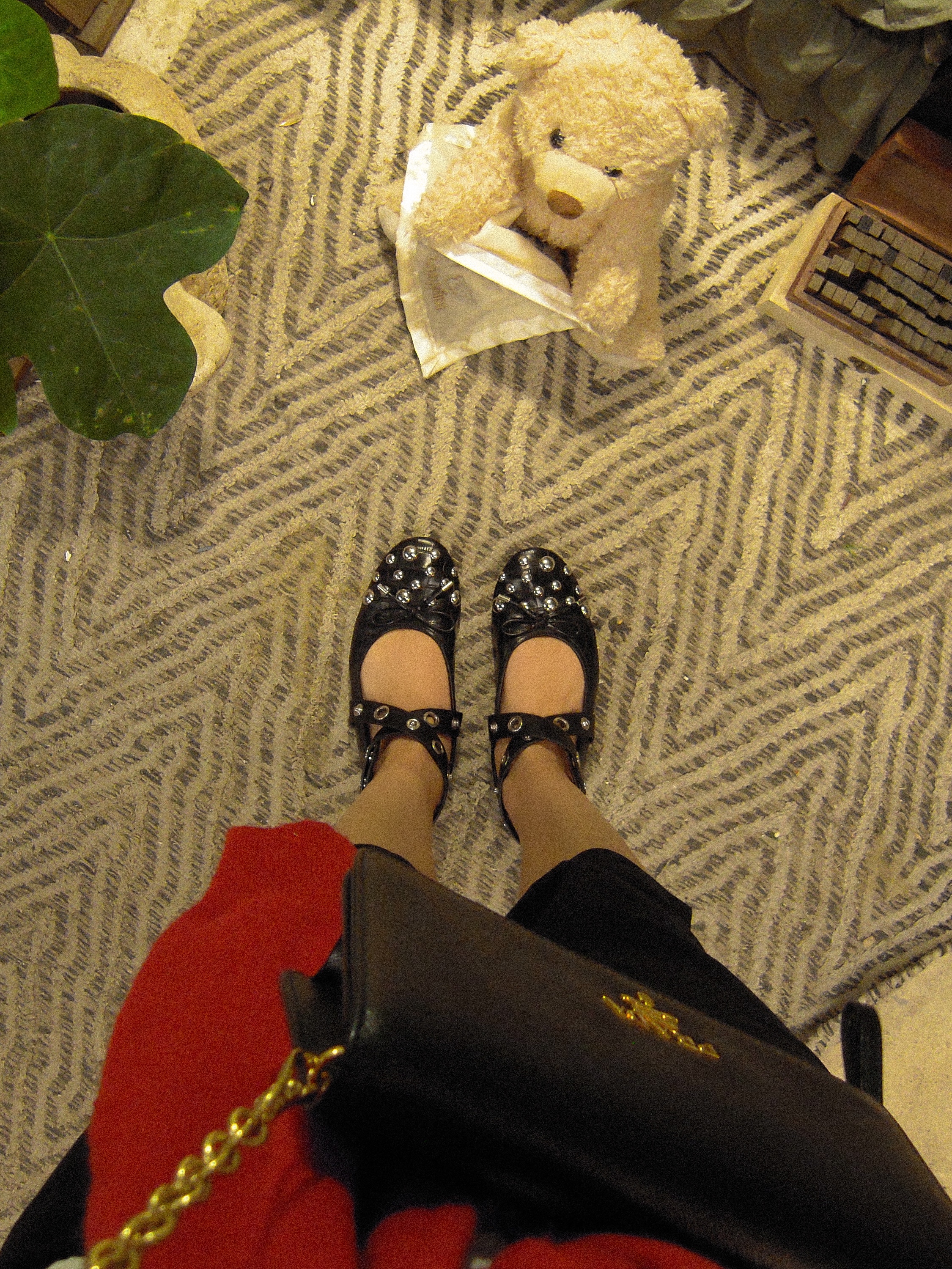 Prada Saffiano Leather Mini Bag Black 착용 스타일