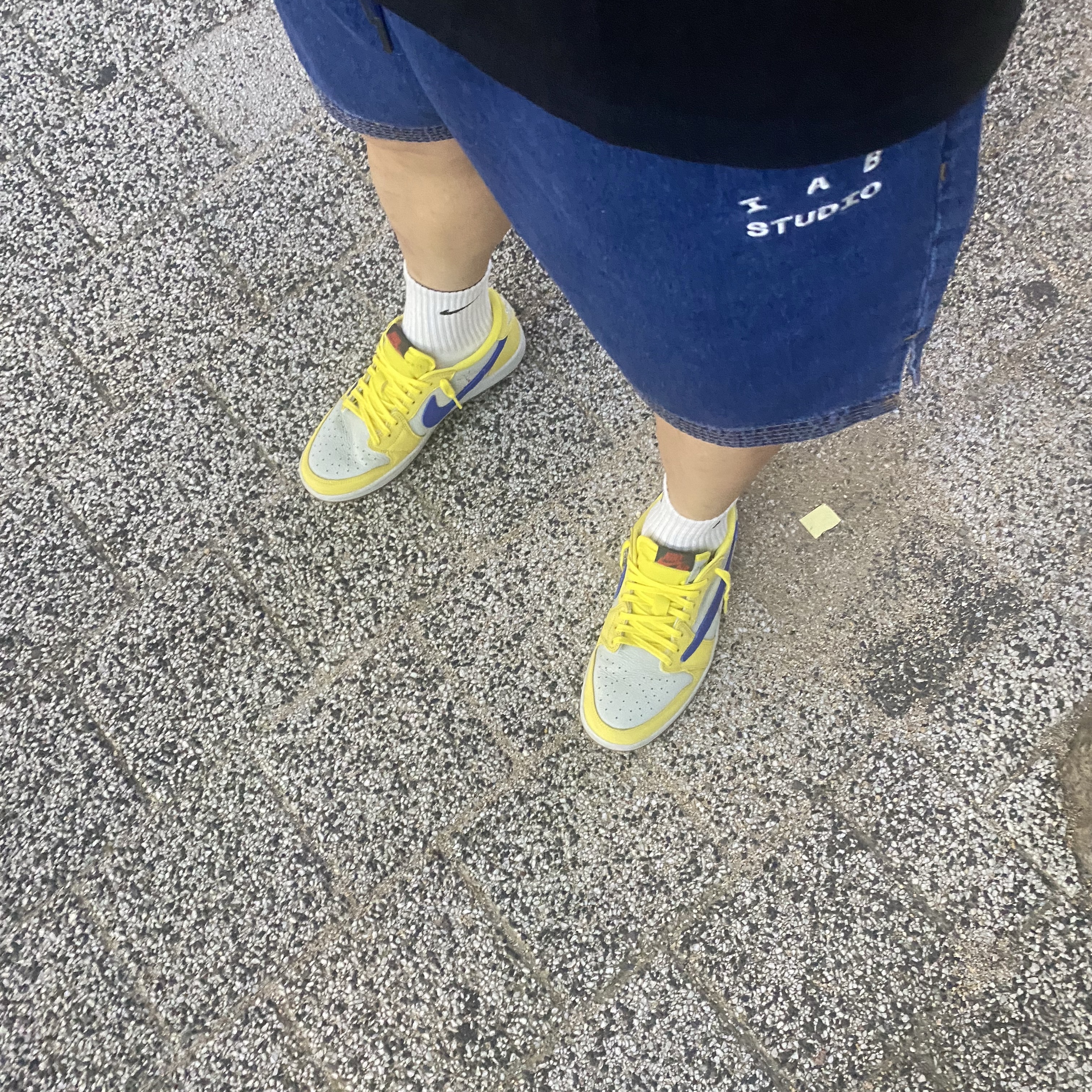 IAB Studio Denim Shorts Deep Blue, (W) Jordan 1 x Travis Scott Retro Low OG SP Canary 착용 스타일