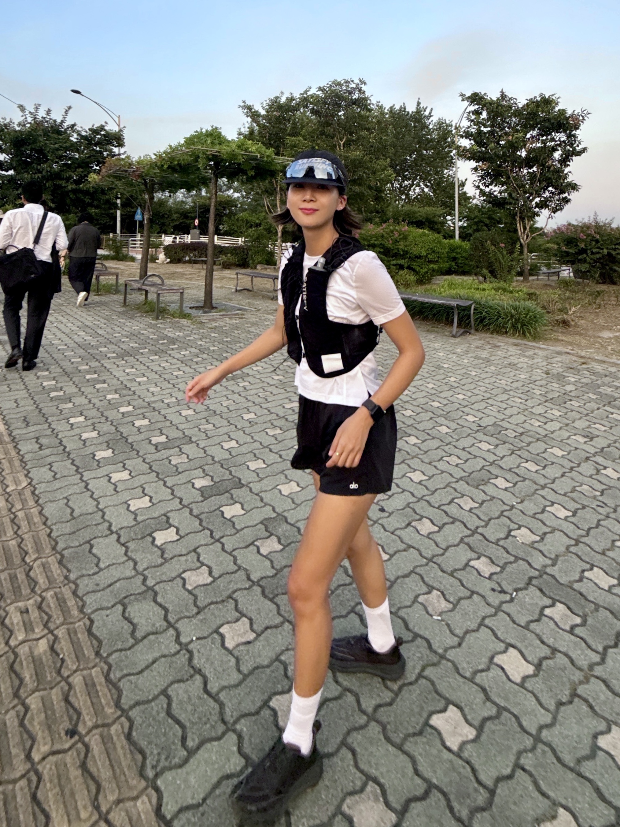 Satisfy Justice Cordura 5L Hydration Vest Black, Satisfy Flitesilk Running Cap Black 착용 스타일 - 3
