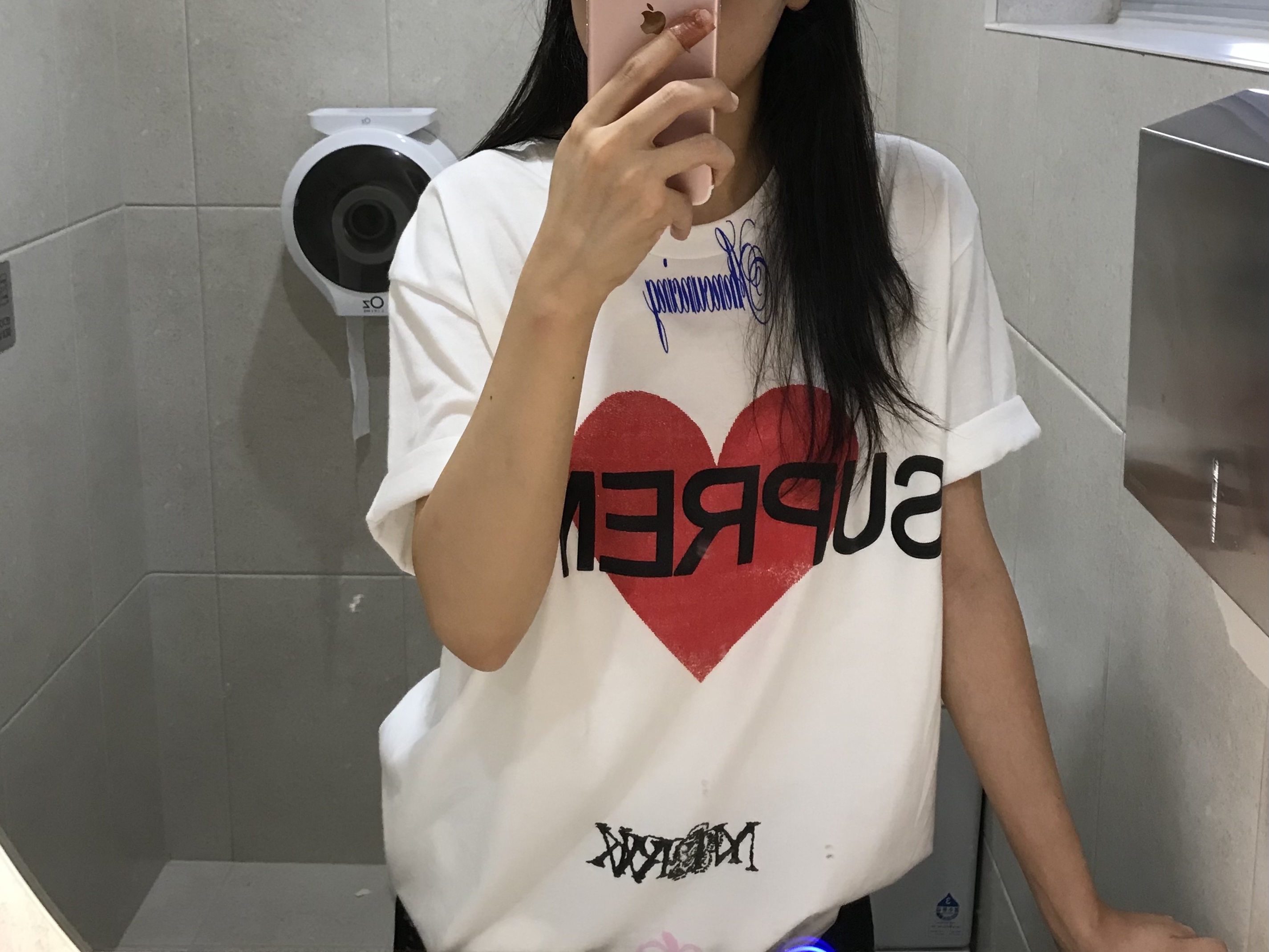 Supreme Announcing T-Shirt White - 25SS, Supreme Washed Chino Twill Camp Cap Black 착용 스타일 - 2