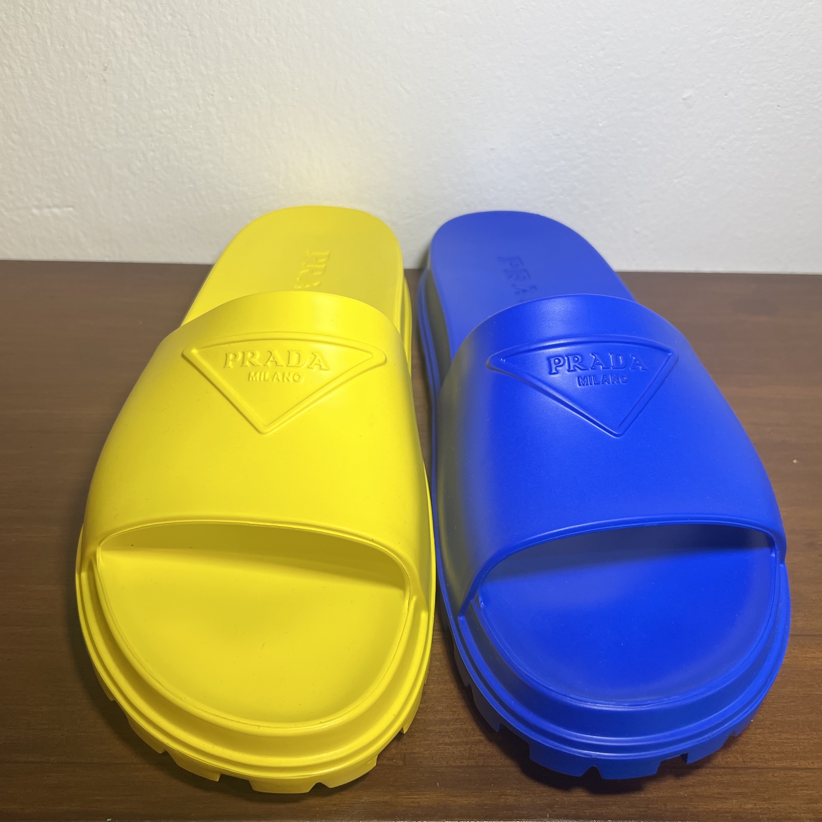 Prada Rubber Slides Sapphire Blue, (W) Prada Rubber Slides Sunny Yellow 착용 스타일 - 1