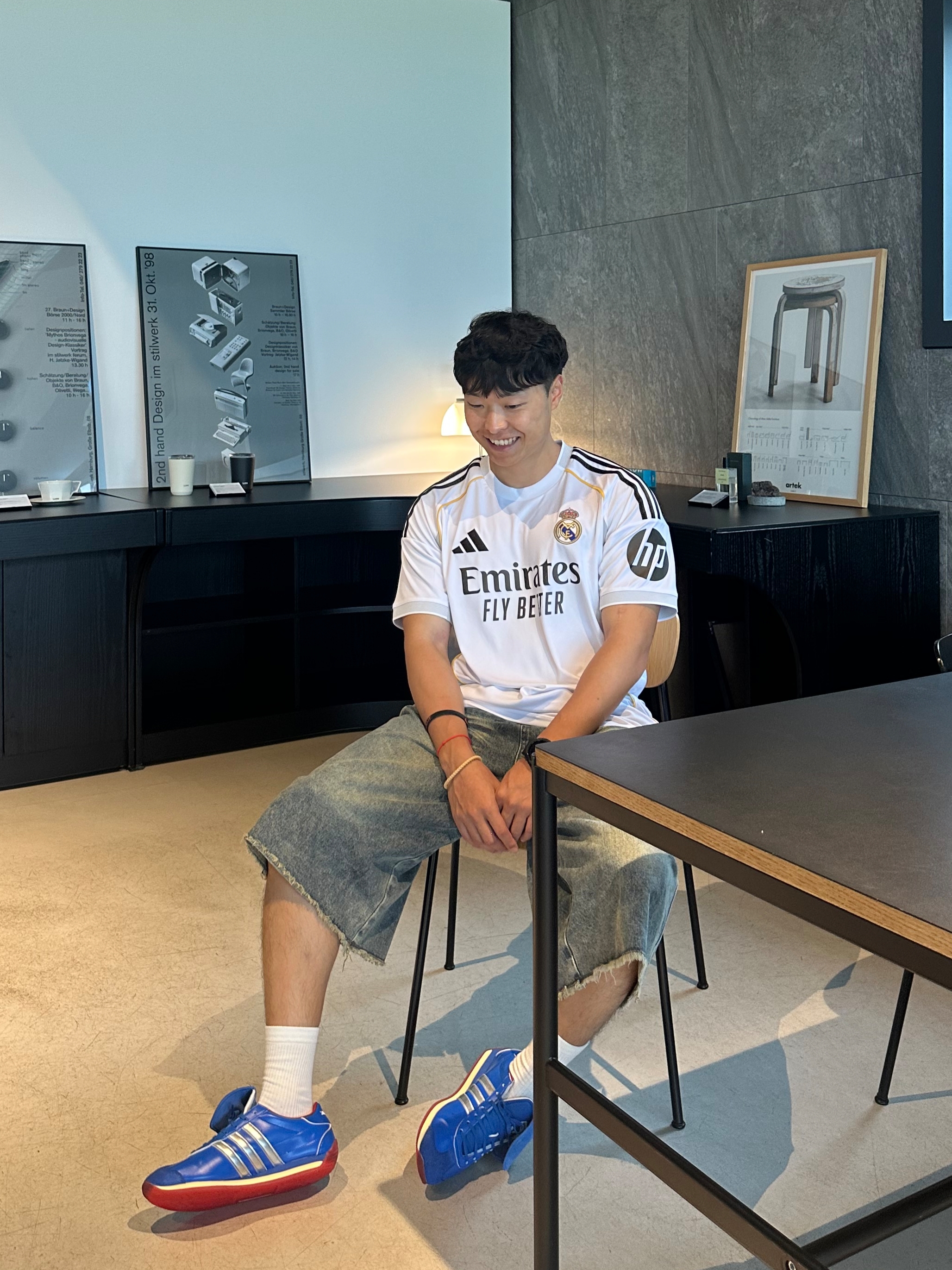 Adidas Real Madrid 2025/26 Home Jersey White - KR Sizing (Non Marking Ver.), Adidas x Yeseyesee Country OG Blue Matte Silver 착용 스타일 - 1