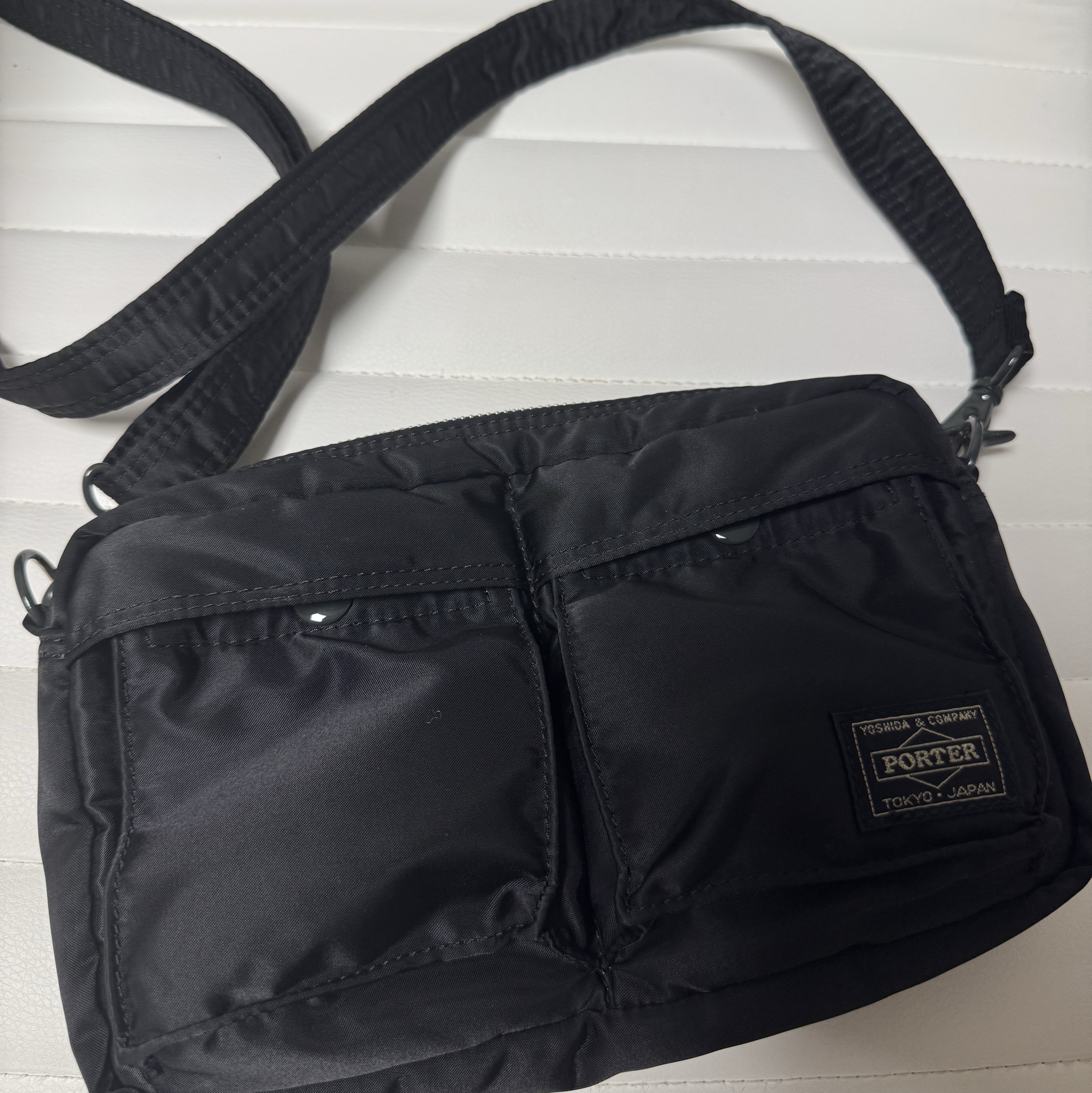 Porter Tanker Shoulder Bag Black 착용 스타일