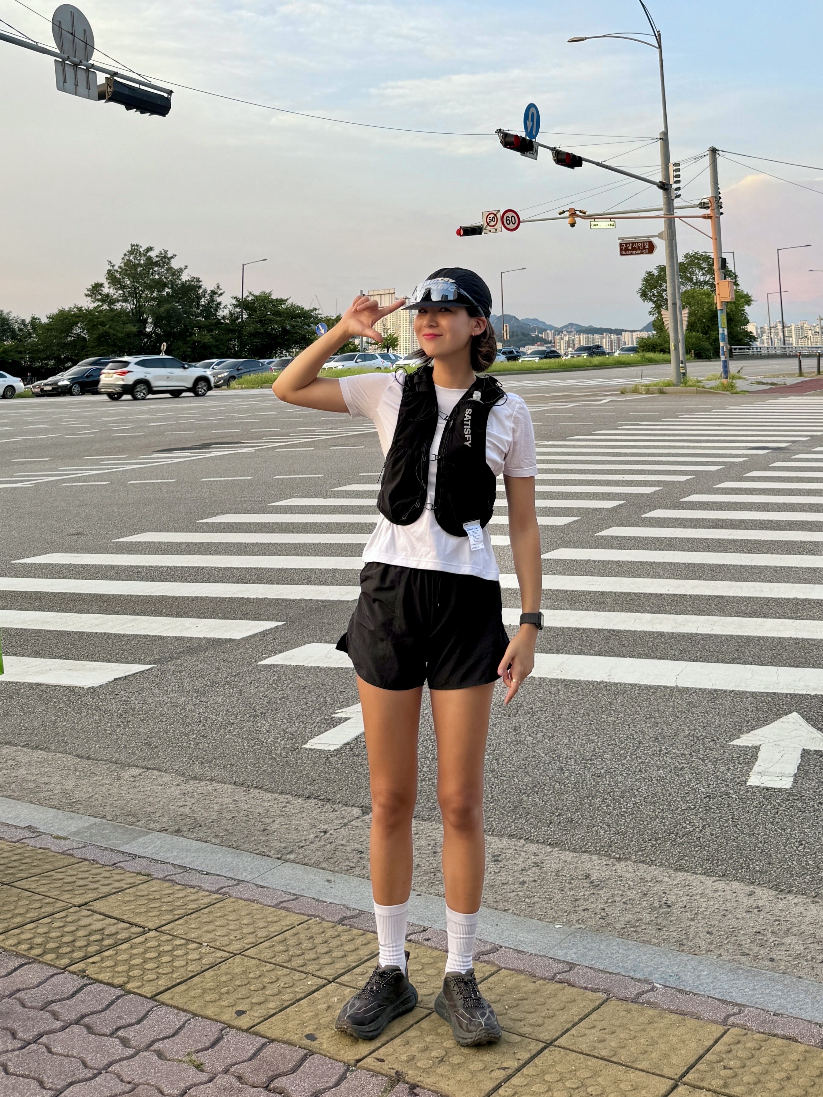 Satisfy Justice Cordura 5L Hydration Vest Black, Satisfy Flitesilk Running Cap Black 착용 스타일 - 6