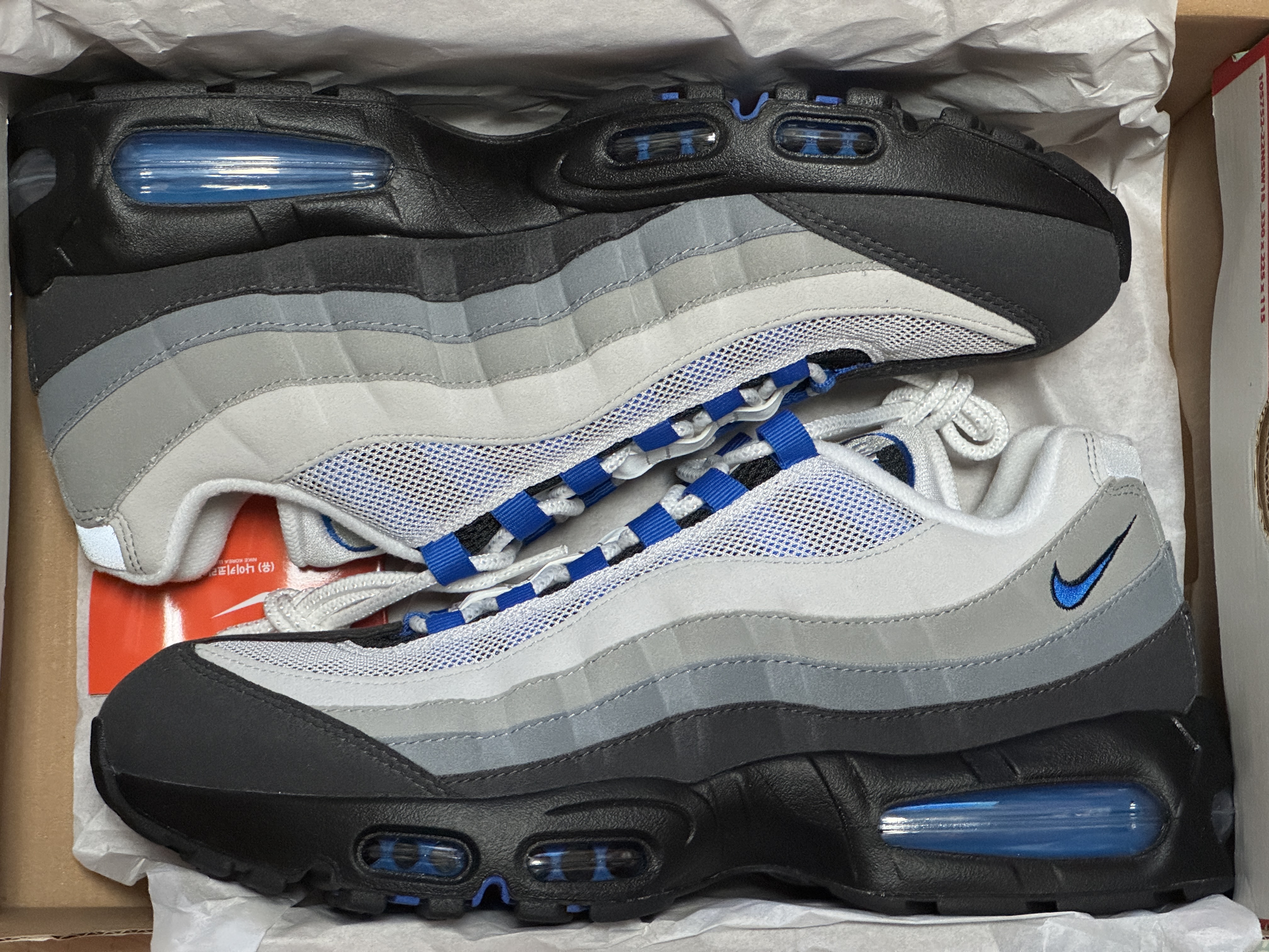 Nike Air Max 95 OG Cool Grey and Blue Spark 착용 스타일
